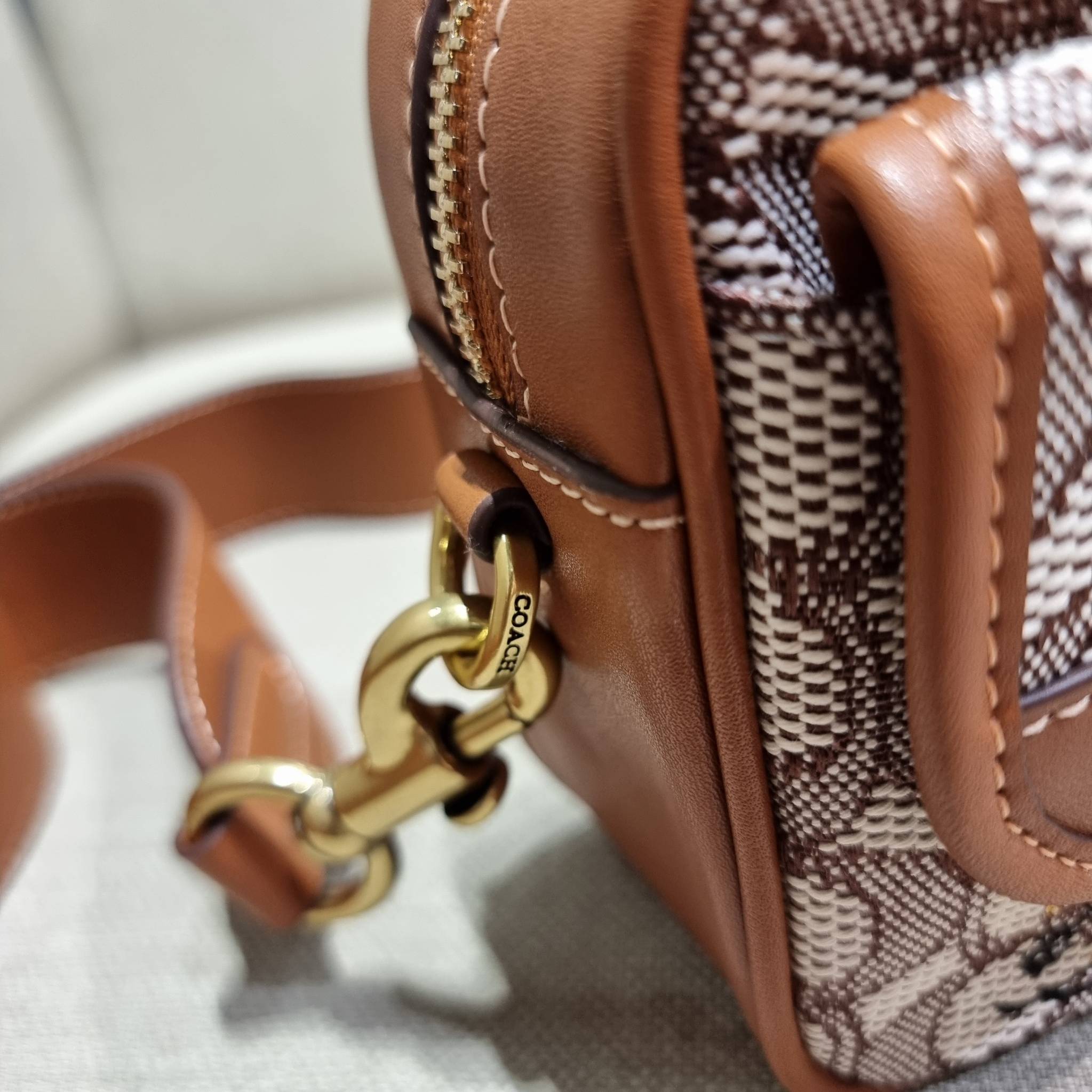 COACH C7764 STUDIO CAMERA BAG 19 IN SIGNATURE TEXTILE JACQUARD WITH CREATURES น้องเล็กใหม่สุดอีกหนึ่ง!! ขนาดเล็กกะทัดรัด มาแบบเลิศๆหรูๆมากแม่ พร้อมเทกเจอร์สุดคิ้วท์!! กระเป๋าสะพายข้างลุคไฮน์ ที่ดีไซน์ออกมาได้ปัง และดูแพงมากๆ ด้วยดีเทลคลาสสิคผสานความเป็นเอ