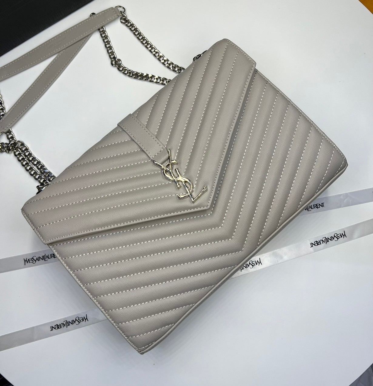 หนังแท้ YSL college large chain bag in quilted leather 30cm กระเป๋าสะพายใบใหญ่ ดีไซน์ทรงสวยหรู ตอบโจทย์ได้ทุกสไตล์ ภาพสินค้าถ่ายจากงานขายจริง ใช้งานต่างประเทศได้