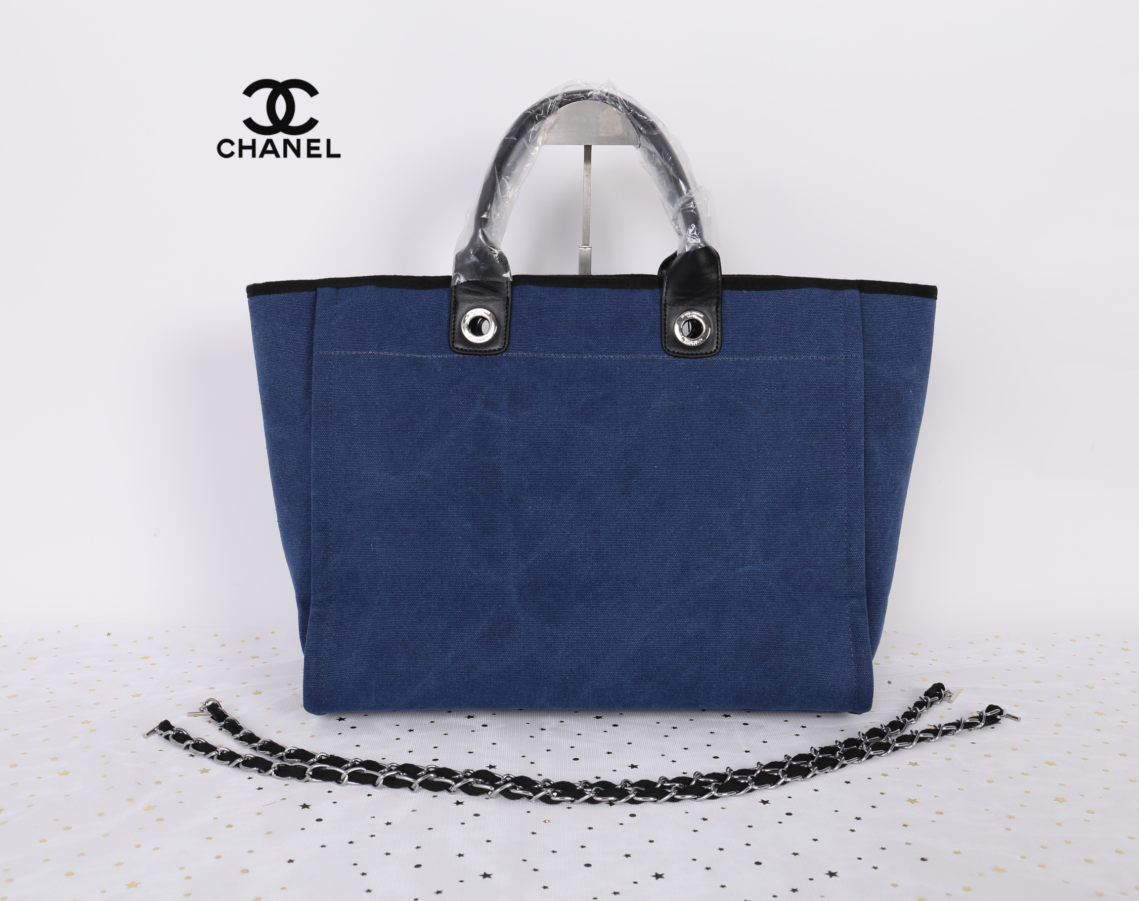 Chanel Tote canvas premium gift จากแบรนด์ Chanel กระเป๋าสะพาย Chanel Tote canvas โลโก้ปัก กระเป๋า ทรง Tote ผ้า canvas เนื้อหนาอย่างดี มีซับใน ด้านหน้าปักโลโก้แบรนด์หรู **จุดเด่นที่ หูจับมี 2 แบบคือ แบบสายหนัง และ โซ่ สามารถ สะพายไหล่ได้คะ ใบใหญุจุของคุ้ม 