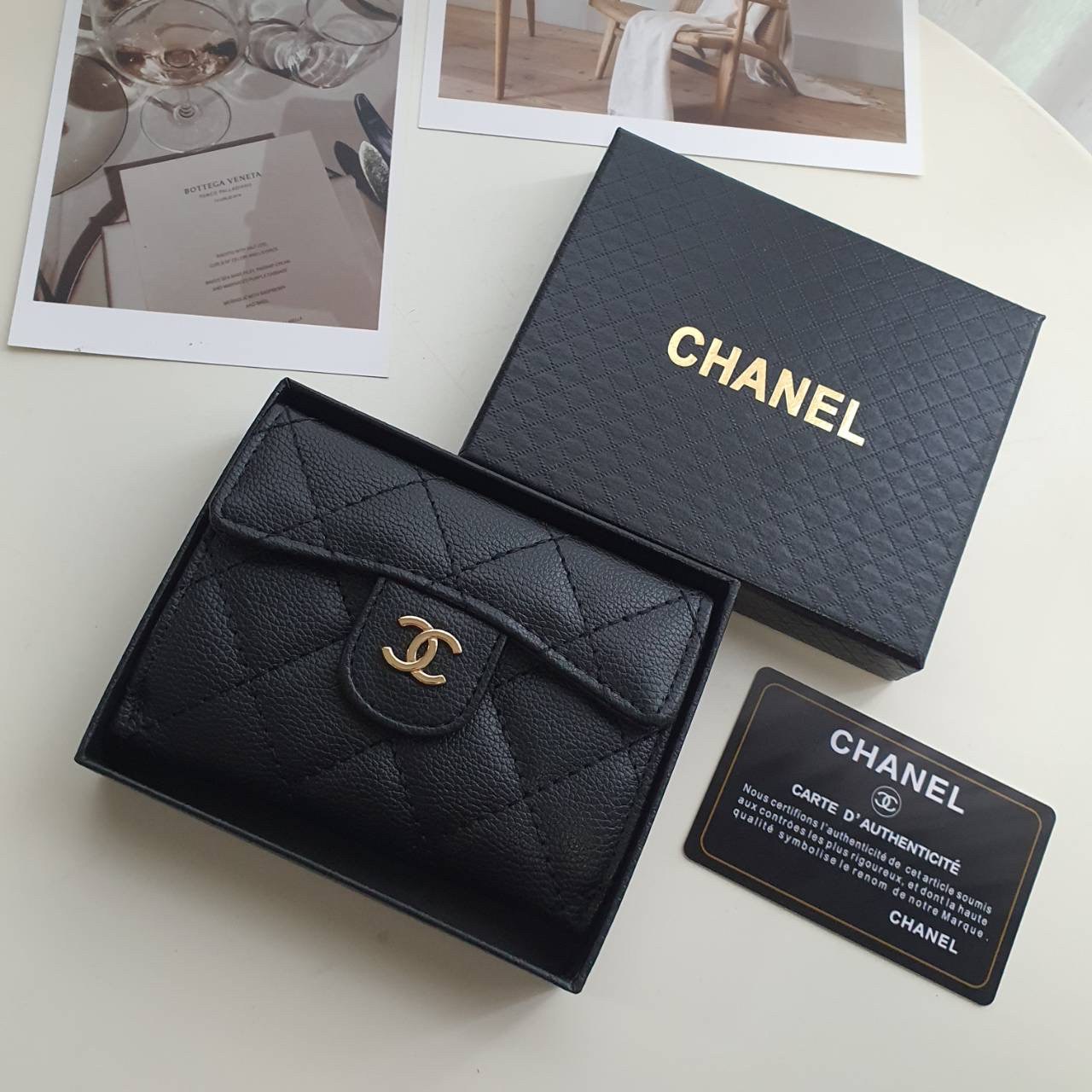 CHANEL SMALL WALLET พร้อมส่งรุ่นใหม่ ♡♡ กับ กระเป๋าสตางค์แบบพับใบสั้น งานพรีเมี่ยมกิ้ฟท์จากเค้าเตอร์ต่างประเทศ หนังสัมผัสลายด้าน จากแบรนด์ CHANEL (GWP) ด้านหน้ามีโลโก้แบรนด์ CC **อะไหล่สีทองหรู เปิดปิดด้วยกระดุมแม่เหล็ก ด้านในแบ่งช่องได้ถึง 