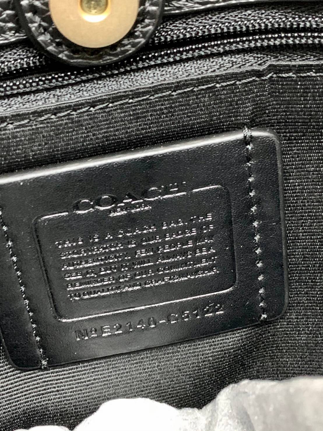 น่าใช้มากๆ สวยเกินราคาไปเลยจร้าา😘 COACH FIELD TOTE 22 SMALL BAG ((C5122)) พร้อมส่งความสวยที่ไทยค่ะ! กระเป๋าหิ้วหรือสะพายข้างได้ หนังแท้นิ่ม ใบจริงสวยมากๆเลยค่ะ ปากกระเป๋าแบบกระดุมแม่เหล็ก ภายในกว้างใส่ของจำเป็นของสาวๆได้เยอะเลย มีช่องซิปและช่องเล็