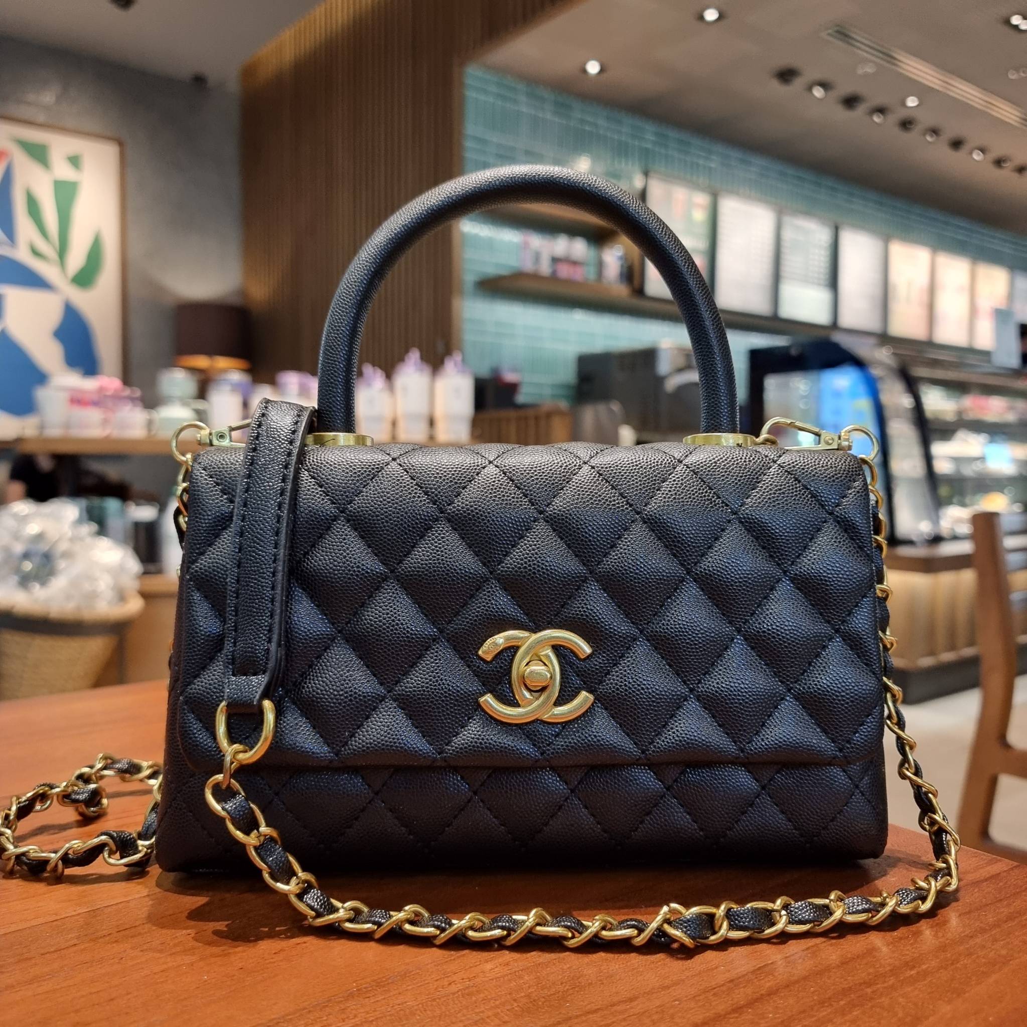 VIP 】รุ่นยอดฮิตตลอดกาล ไซส์กำลังสวย!! จากแบรนด์ Chanel กระเป๋าถือ/สะพาย หนังลายคาเวียร์ โลโก้เด่นชัด เปิด-ปิดกระเป๋าด้วยตัวบิดล็อค อะไหล่สีทองหรู ทรงสวยผู้ดี ภายในกระเป๋ามีช่องโล่งกว้างจุของได้พอสมควร มีช่องซิปแบ่งสัดส่วน ด้านหลังมีช่องเก็บของจุกจิกอีก 1 