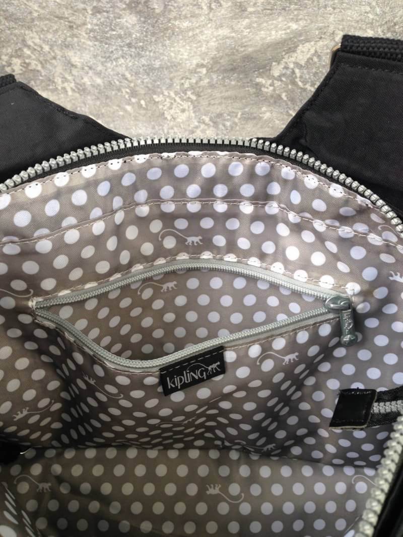 Kipling รุ่น Cicele กระเป๋าสะพายไหล่ใบใหญ่ สวยน่ารัก ตัวกระเป๋าด้านในเป็นช่องโล่งแบบปิดเปิดด้วยซิป มีช่องซิปด้านใน ด้านข้างกระเป๋า มี 2 ช่อง ปิดเปิด ด้วยเทป พร้อมที่ใส่โทรศัพท์ ปากกา และ MP 3 ในส่วนด้านใน และ ด้านข้างกระเป๋า ซ้าย-ขวา เป็นช่องขนาดเล็กสำหรั