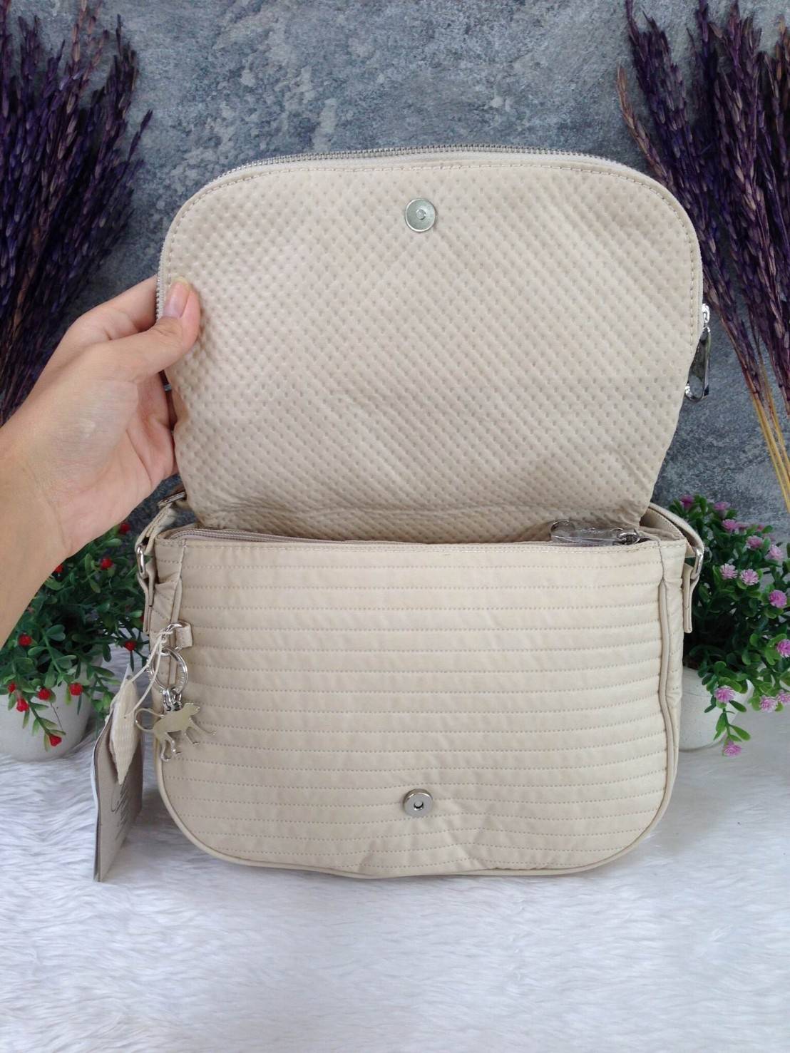 🎄KIPLING กระเป๋าสะพาย รุ่น Earthbeat S กระเป๋าสะพาย Earthbeat มีพร้อมส่งให้เลือกช้อปหลากหลายสีเลยค่ะ เพิ่มลายเก๋ๆให้ดูไม่น่าเบื่อ สามารถสะพายได้ 2 แบบ สะพายด้านข้างหรือเป็น shoulder ได้ ออกแบบขนาดกำลังดี ช่วยให้คุณจัดระเบียบสิ่งของได้อย่างลงตัว สา