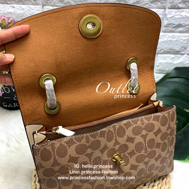 COACH PARKER SIGNATURE SHOULDER BAG กระเป๋าสะพายข้าง/ crossbody หนังแกะแท้ น้ำหนักเบา สวยหรู เปิดปิดกระเป๋าแบบหมุนล็อค อะไหล่รูปเป็นดอกคามิเลีย ภายในกระเป๋ากว้าง แบ่ง 2 ช่องหลัก ช่องซิปคั่นกลางเป็นสัดส่วน ใส่ wallet ยาว ของส่วนตัวใช้ได้ บุหนังกลับผสมกำมะห