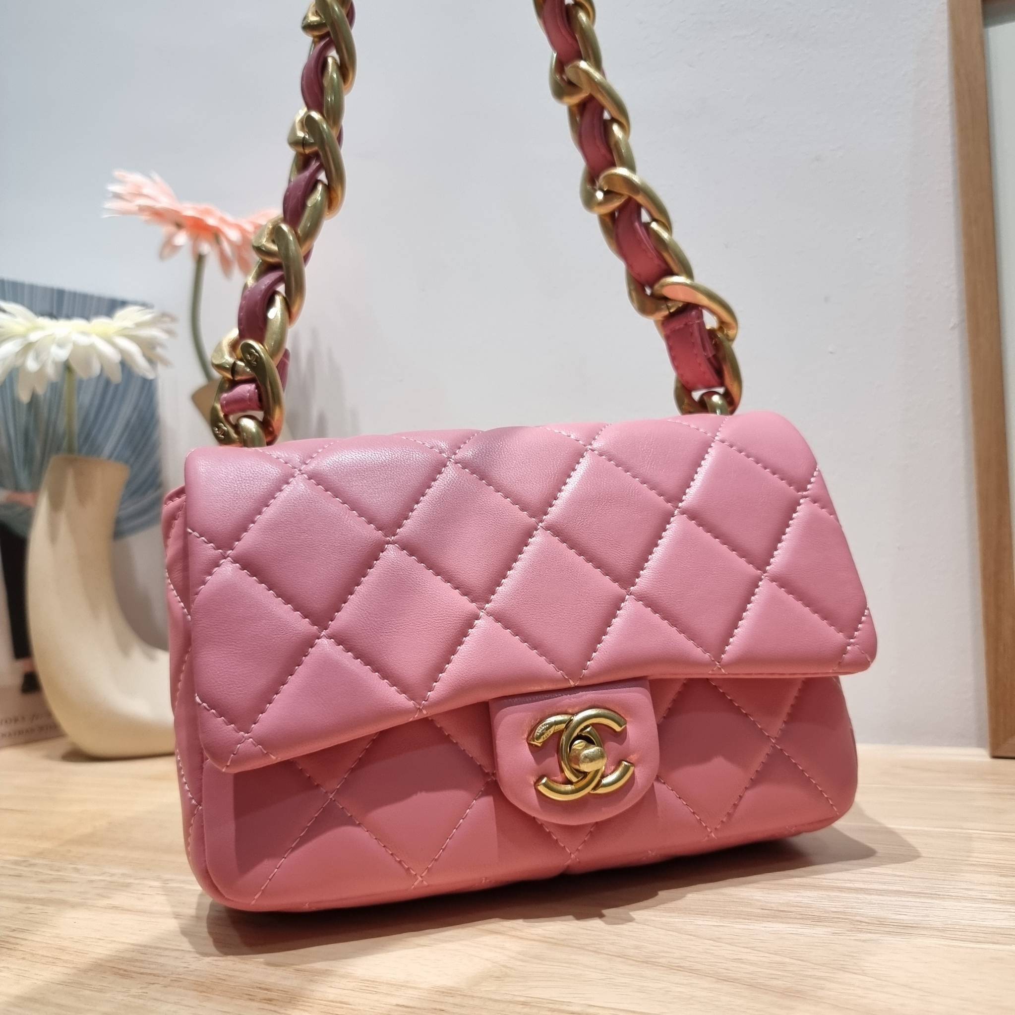 Chanel chunky chain bag สวยฟาดย้อนยุคความหรู ในราคาที่จับต้องได้ กับกระเป๋าสะพายไหล่ ไซส์กำลังสวย โดดเด่นด้วยสายสะพายโซ่สลับหนังเส้นใหญ่ ทนทาน ดูแพง