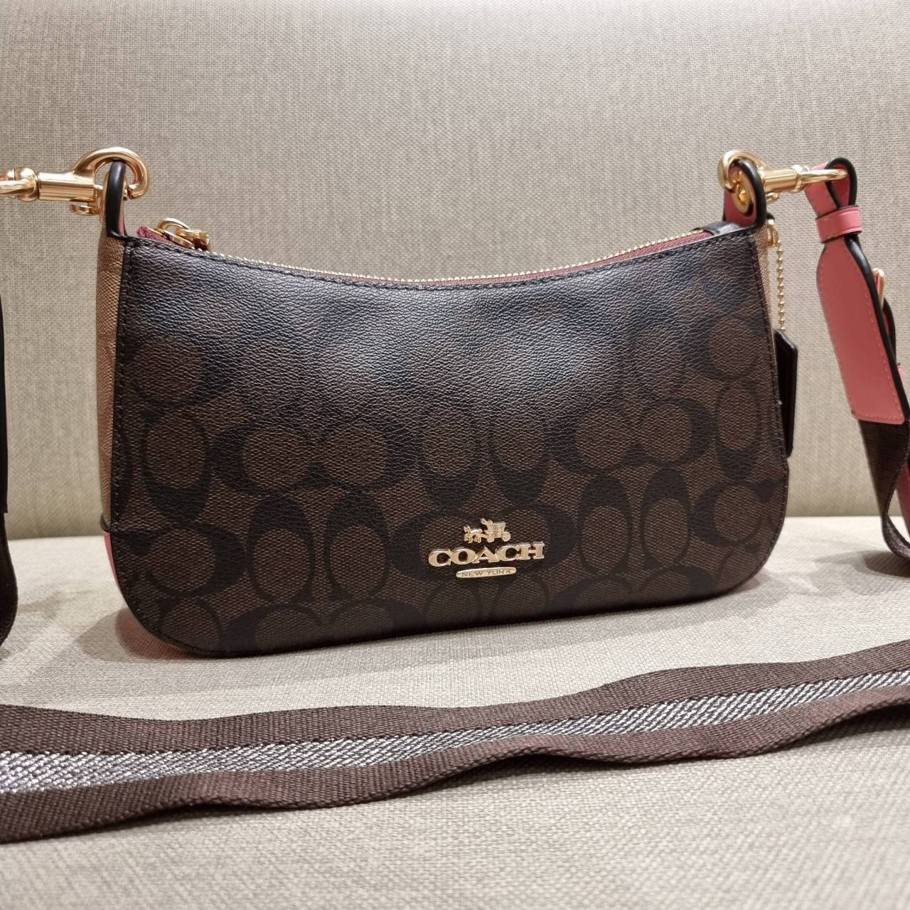 COACH C7264 C6823 C6817 JES BAGUETTE IN SIGNATURE CANVAS คอลเลคชั่นใหม่ล่าสุด พร้อมเสิร์ฟความสวยถึงบ้านเช่นเคย!! กระเป๋าสะพายทรงบาแกตต์ ดีไซน์ย้อนยุค ที่แอบแฝงความเรียบหรูดูแพงอยู่ในตัว โดดเด่นด้วยสายสะพายเส้นใหญ่ โทนสีคอนทราส ทำให้ไอเท็มนี้ดูมีลูกเล่นมาก