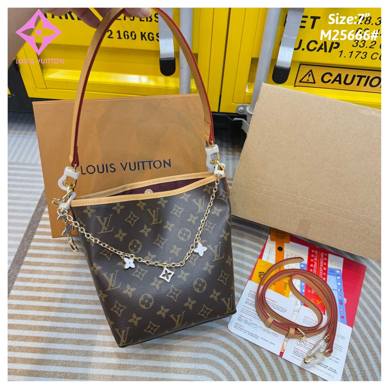 LV Bucket Shoulder Bag Monogram Canvas กระเป๋าสะพายทรงบัคเก็ต แต่งอะไหล่โซ่ทองพร้อมตัวห้อยสุดไอคอนิกยกระดับความหรูหรา คุ้มแบบไม่มีเบื่อ ดีไซน์คลาสสิคคงความเอกลักษณ์ ขนาดกำลังน่าใช้มากๆ