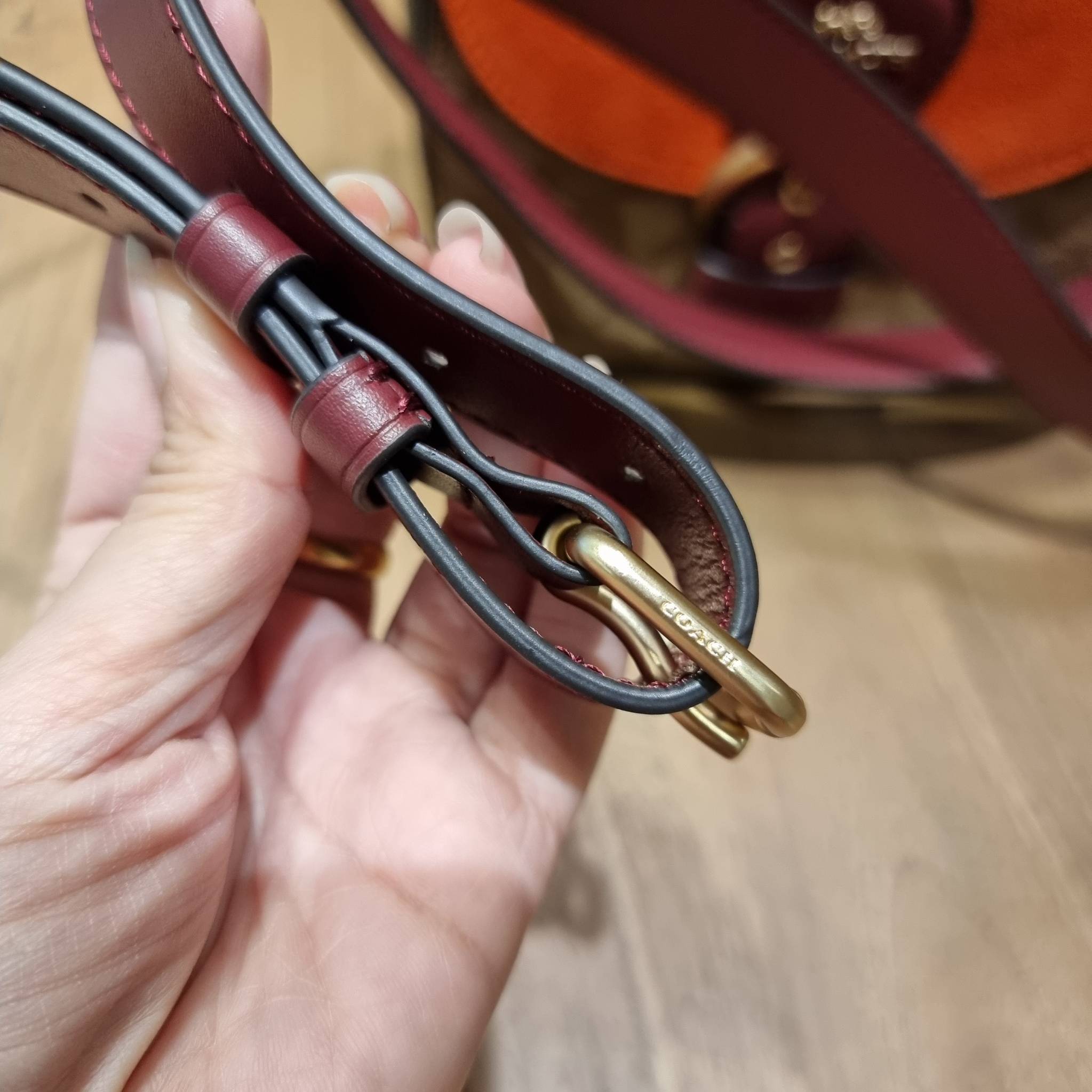 COACH C5691 KLEO SHOULDER BAG 17 IN SIGNATURE CANVAS ใหม่สุด!! สวยหรูไม่มีใครเกิน!! กระเป๋าสะพายสวยครบสูตร แค่เห็นก็ปิ๊ง!!วัสดุหนังแคนวาสสลับหนังแท้ ลงตัวที่หนึ่ง เปิด-ปิดด้วยสายคาดแม่เหล็กในตัว โดดเด่นมากๆ ภายในเป็นช่องโล่ง มีสายสะพายมาให้ถึง 2 แบบ สายคล