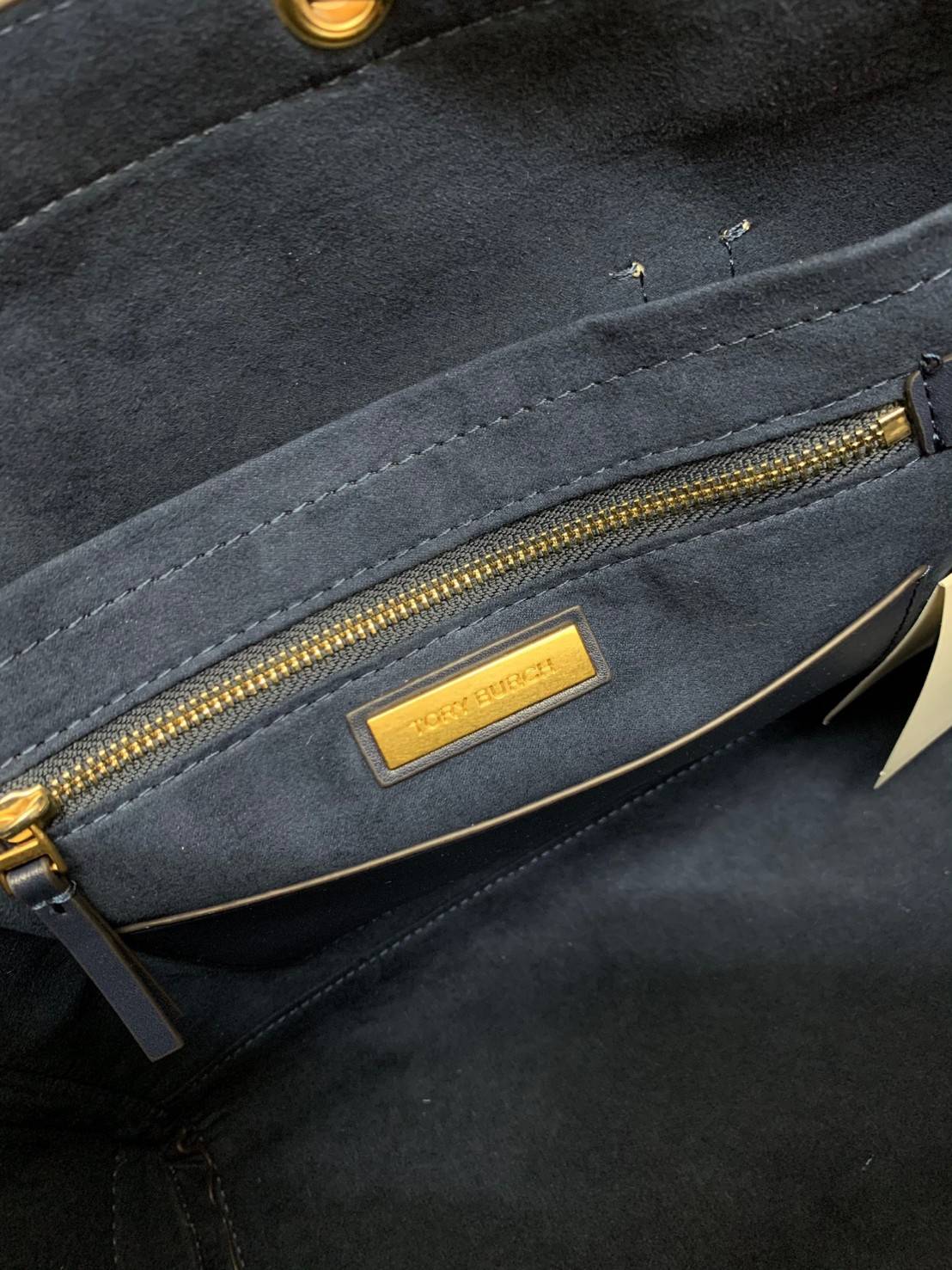 OUTLET 】Tory Burch T Monogram Jacquard Tote Bag ใบใหญ่ใส่จุมากค่ะสาวๆ! พร้อมส่ง! กระเป๋าที่สามารถใช้ได้กับทุกๆวัน วัสดุJacquard+หนัง ได้ลงตัว สวยงามค่ะ ปากกระเป๋าแบบหูรูด ที่จับอะไหล่แบรนด์สวย ภายในกระเป๋ากว้างมากๆ สาวๆที่สัมภาระเยอะนี่หายห่วงไปเลยค่ะ มีช