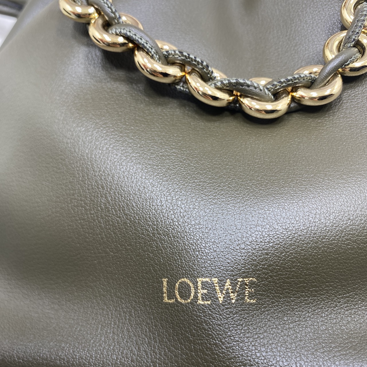 ORI หนังแท้ | LOEWE Mini Flamenco purse in mellow nappa leather / Loewe Bucket Bag กระเป๋าสะพายทรงบัคเก็ตไซส์มินิ หนังเรียบสวยหรู เรียบง่าย หนังแท้ผิวสัมผัสนุ่มมือ น้ำหนักเบาและนุ่มสบาย ดีไซน์จับจีบ เชือกผูกแบบปมโบราณ และสายโซ่รูปโดนัท