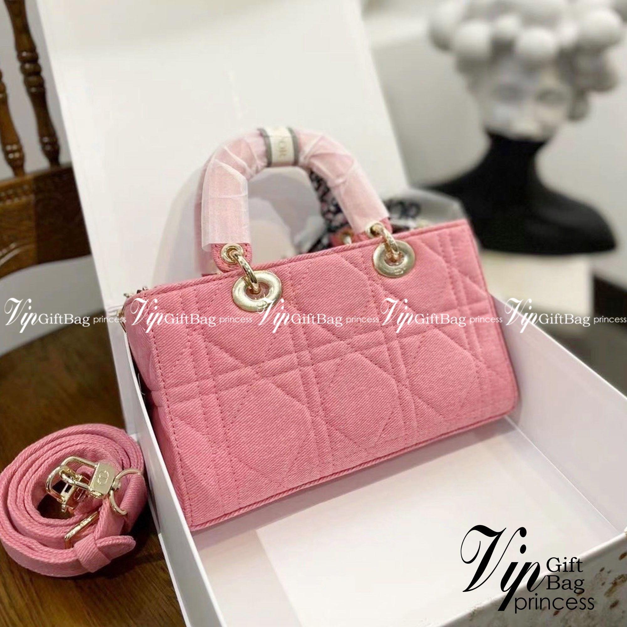 DIOR D-Joy Bag Cannage Denim / Dior Lady Bag กระเป๋าสะพายดิออร์ใบนี้คือราชนิกุลมากแม่ความเลดี้ดิออร์ที่เกินต้าน งานชนช้อปปังสุด ถือสลับแท้ไม่โป๊ะแน่นอน ราคาเบาสุด ภาพถ่ายจากงานจริง สวยเหมือนในรูป พร้อมส่งที่ไทย