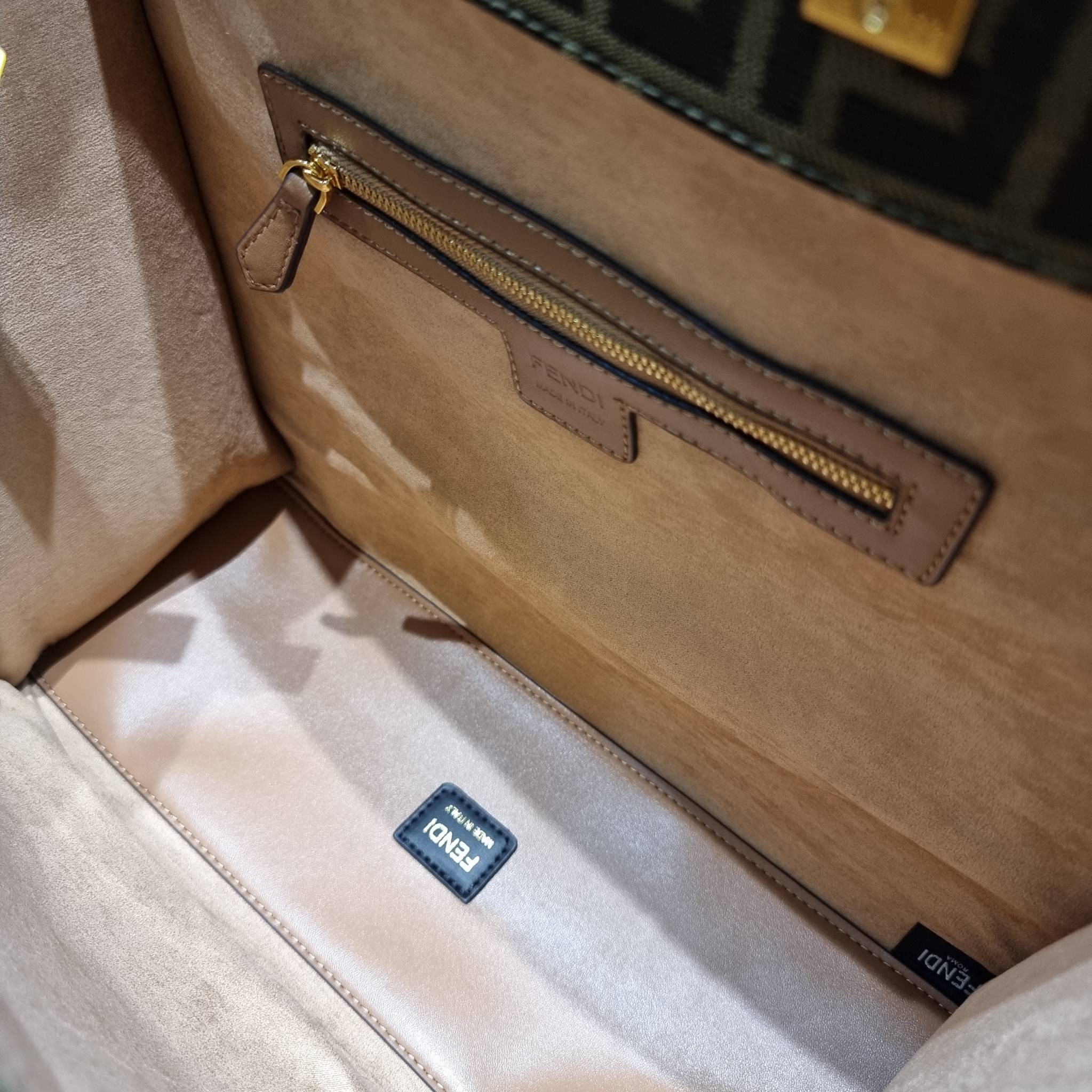 FENDI SHOPPING TOTE BAG / FENDI TOTE BAG กระเป๋าถือ/สะพายไหล่ ทรงสวย หรู ดูโดดเด่น ดีไซน์ทันสมัย วัสดุผ้าท็อปแคนวาสปั๊มลายแบรนด์รอบใบ ภายในโล่งกว้างมาก มาพร้อมหูจับในตัวและสายสะพายไหล่ ใช้งานได้ 2IN1