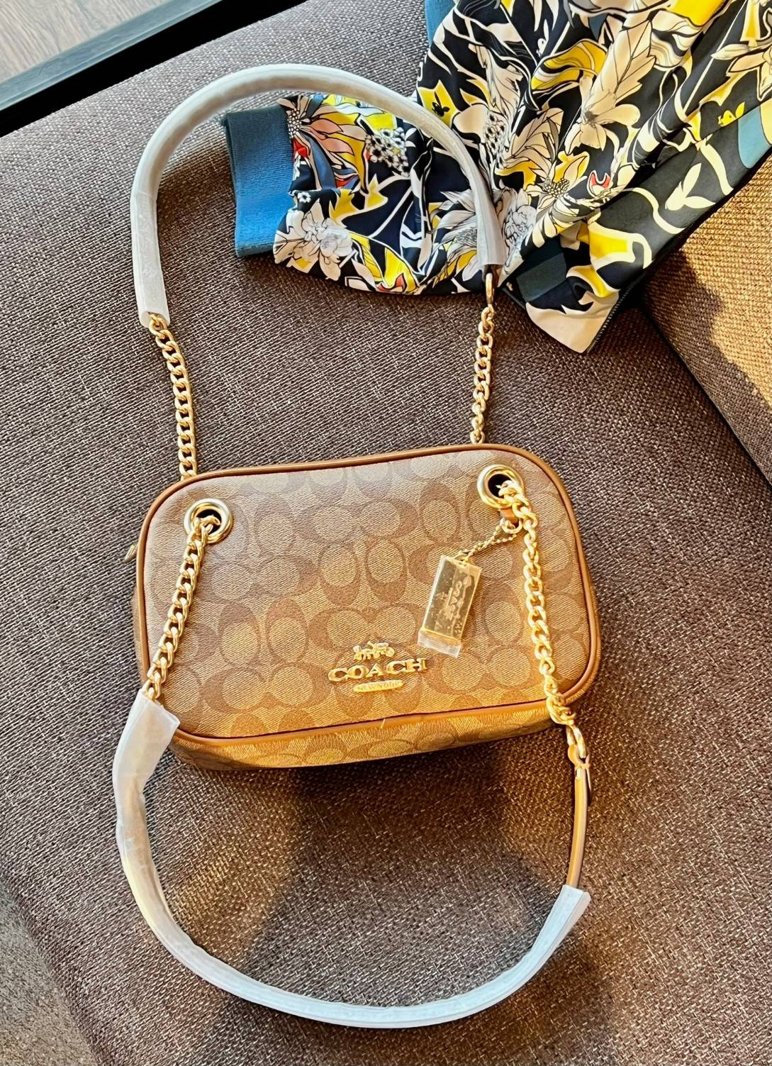 COACH CAMMIE CHAIN SHOULDER BAG IN SIGNATURE (C8149) สวย หรู ดูดี ทางนี้จ้าสาวๆๆ สินค้าต้องมี ห้ามพลาด! 🌟พร้อมส่ง จำนวนจำกัด ก่อนหมด! กับกระเป๋าหิ้วหรือสะพายไหล่ สายสะพายไหล่ในตัวแบบโซ่มีหนังรองบ่า สวยงามมากๆค่ะ