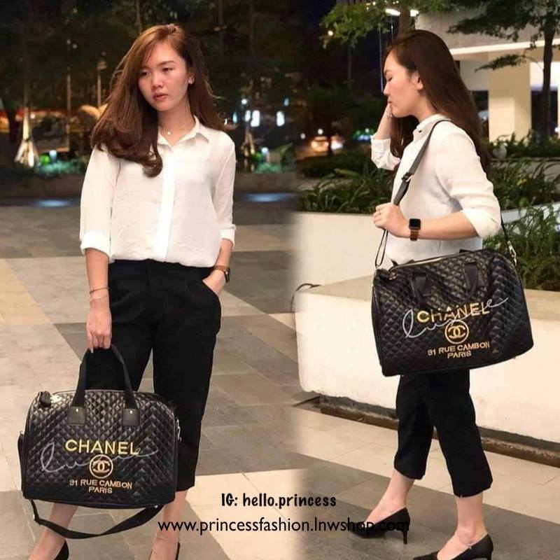 CHANEL VIP GIFT Large Travel Bag กระเป๋าเดินทางใบใหญ่ Gift With Purchase (GWP) รุ่น Limited Edition พรีเมี่ยมกิ๊ฟของเเท้จาก Chanel Counter หนังลายตารางเนื้อหนาสีดำกันนำ้ดูแลรักษาทำความสะอาดง่าย ด้านหน้ามีโลโก้แบรนด์ เปิดปิดด้วยซิปสะดวกใช้ หัวซิปแบรนด์อะไห