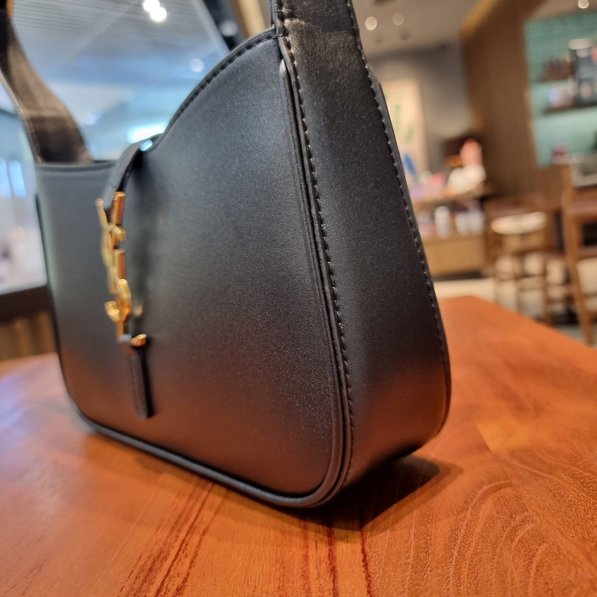 YSL LE 5 À 7 HOBO BAG IN SMOOTH LEATHER / Yves Saint laurent hobo bag กระเป๋าสะพายไหล่ ดีเทลหรู สวยครบทุกมุม ตอบโจทย์สาวๆทุกไลฟ์สไตล์ เพราะใช้งานได้ง่ายและสะดวก วัสดุหนังแท้ สัมผัสดีงาม น้ำหนักเบา ดูแพงที่สุด โดดเด่นด้วยโลโก้ สามารถเกี่ยวคล้องเพื่อล็อคปิด