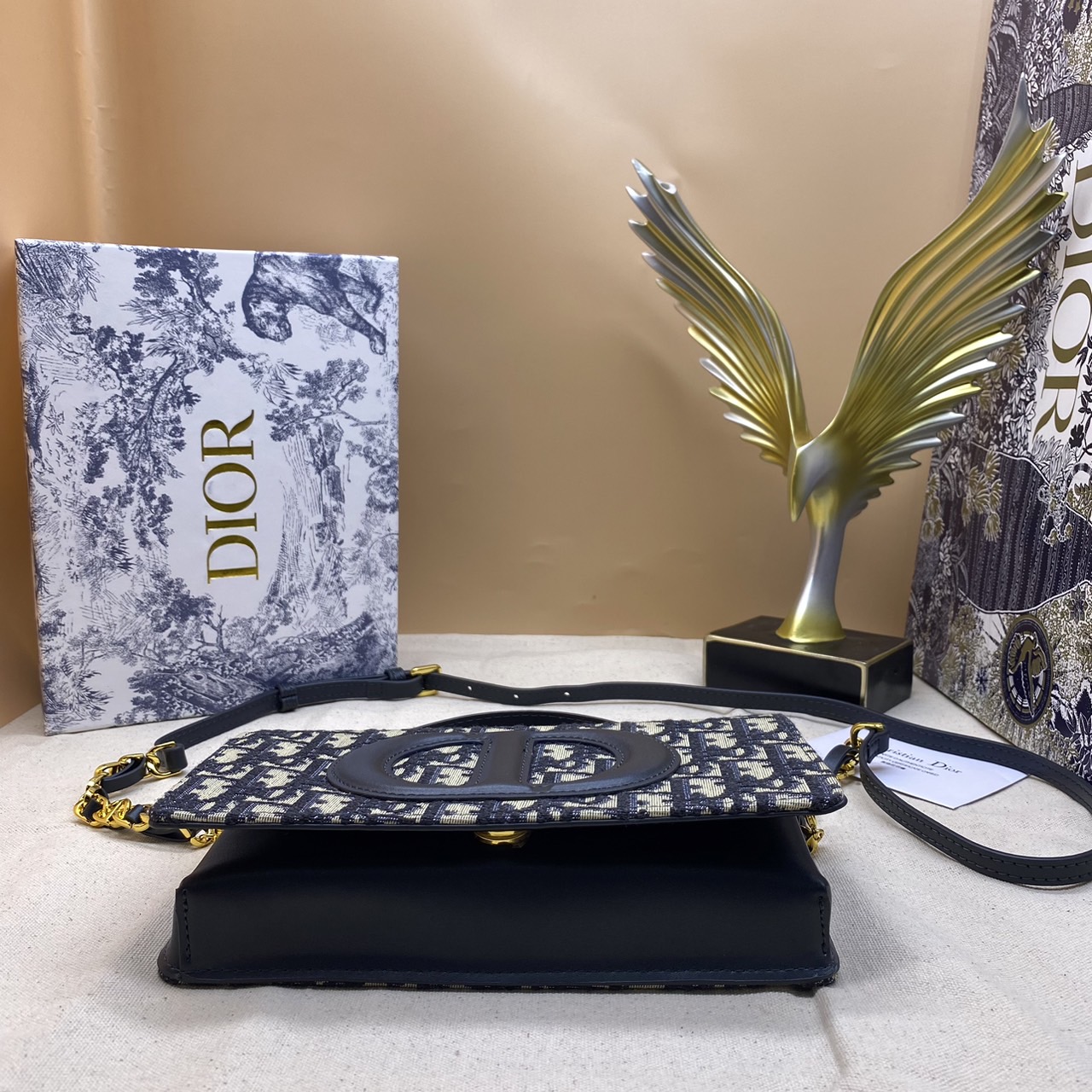 CD SIGNATURE MINI BAG Blue Oblique Jacquard / DIOR Clutch Bag พร้อมส่ง กระเป๋าสะพายทรงคลัท New for Winter 2023 คอลผู้ดี สวยหรู โดดเด่น ราคาสุดคุ้มพร้อมอุปกรณ์ครบ ไม่อยากให้พลาดน้า