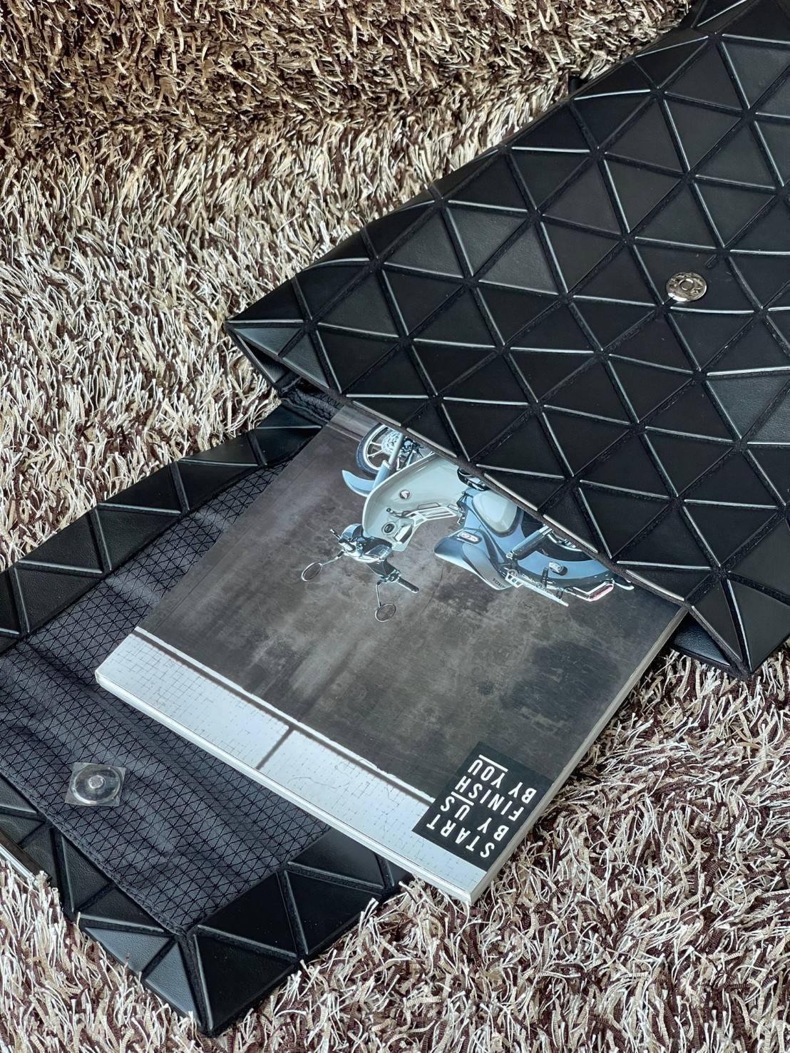 BAO BAO ISSEY MIYAKE Flap Backpacks กระเป๋าสะพายหลังรูปแบบใหม่จะเปิดตัว โดดเด่นด้วยฝาพับรูปสี่เหลี่ยมผืนผ้าที่เปิดและปิดได้ง่าย และรูปทรงแบบมินิมอล เป้สะพายหลังใช้งานได้ดีมาก