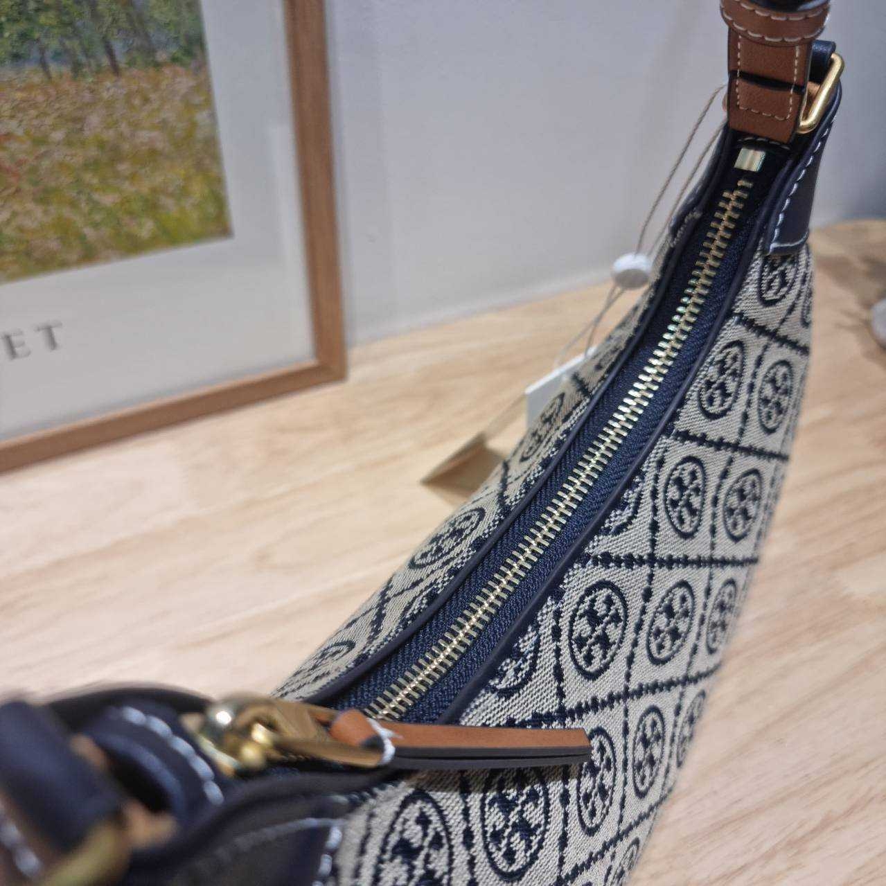 TORY BURCH T MONOGRAM CRESCENT BAG คอลเลคชั่นใหม่มาแรง! สมแก่การรอคอยในสไตล์ทีโมโนแกรมอันเป็นเอกลักษณ์ รูปทรงสวยโดดเด่น สะพายง่ายคล่องตัว