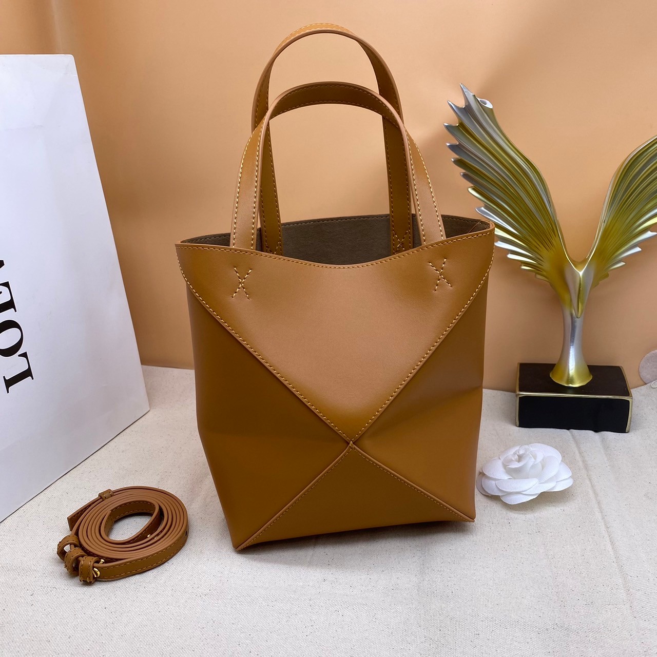 LOEWE Mini Puzzle Fold Tote in shiny calfskin / LOEWE TOTE BAG 18cm พร้อมส่ง กระเป๋าทรงโท้ท ขนาดมินิ ใช้งานง่ายเรียบหรู จุของได้เยอะ หนังเรียบสวยอยู่ทรงมาพร้อมสายสะพายยาวถอดได้ พับเก็บได้เป็นเอกลักษณ์