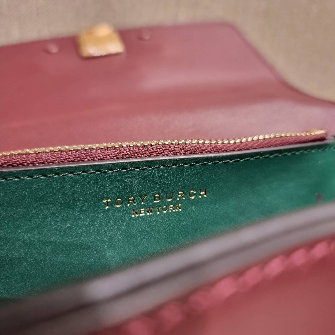 TORY BURCH ELEANOR SMALL CONVERTIBLE SHOULDER BAG ฮอตไอเท็ม รุ่นนี้ขายดีขายหมด คัมแบค!! สวยหรู คุณหนู ผู้ดี!! หายากมากที่สุด!! กระเป๋าสะพายข้าง ดีไซน์อยู่ทรง ขนาดกำลังสะดวกใช้สำหรับสาว วัสดุหนังแท้เต็มใบ สีทูโทน เปิด-ปิดด้วยแถบแม่เหล็ก ภายในแบ่งสัดส่วนได้