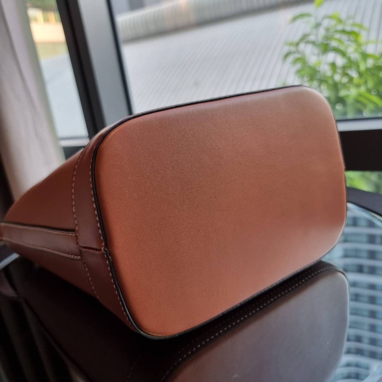 VIP 】CELINE BUCKET BAG CUIR TRIOMPHE คอลเลคชั่นใหม่ ฮิตข้ามปี กับกระเป๋าสะพายทรงถัง ใช้งานง่ายที่สุด สายสะพายในตัว ปรับใช้ได้เลย วัสดุหนังวัว เรียบหรู ผู้ดีไปอีก โดดเด่นด้วยโลโก้เอกลักษณ์ มีกระดุมปิดที่ปากกระเป๋า ภายในโล่งกว้าง ใส่ของแบบจุๆไปเลย เป็นรุ่นท