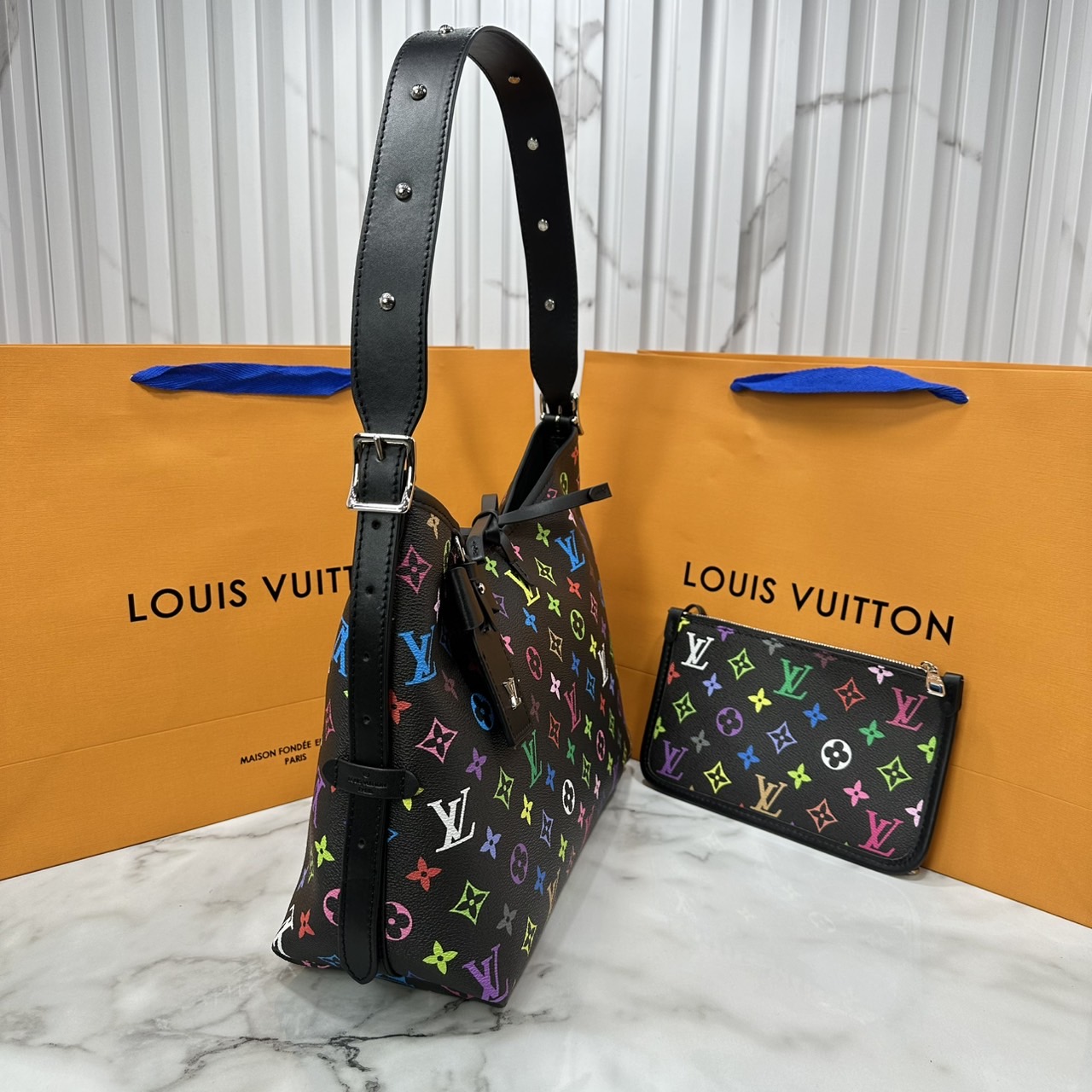 LV x TM CarryAll PM bag Murakami กระเป๋าทรงโท้ทแครี่ออลสุดคลาสสิกแต่งแต้มดีเทลเปี่ยมชีวิตชีวาจากคอลเลคชั่น LV x Murakami ด้วยลายโมโนแกรมสุดไอคอนิกเปี่ยมสีสันใหม่