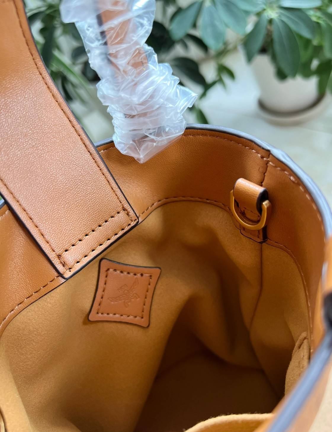 M.C.M AREN BUCKET TOTE IN VISETOS กระเป๋าทรงบัคเก็ต ขนาดกำลังสวย ไอเท็มใหม่ เกรดท็อปออริ 1:1 สลับแท้