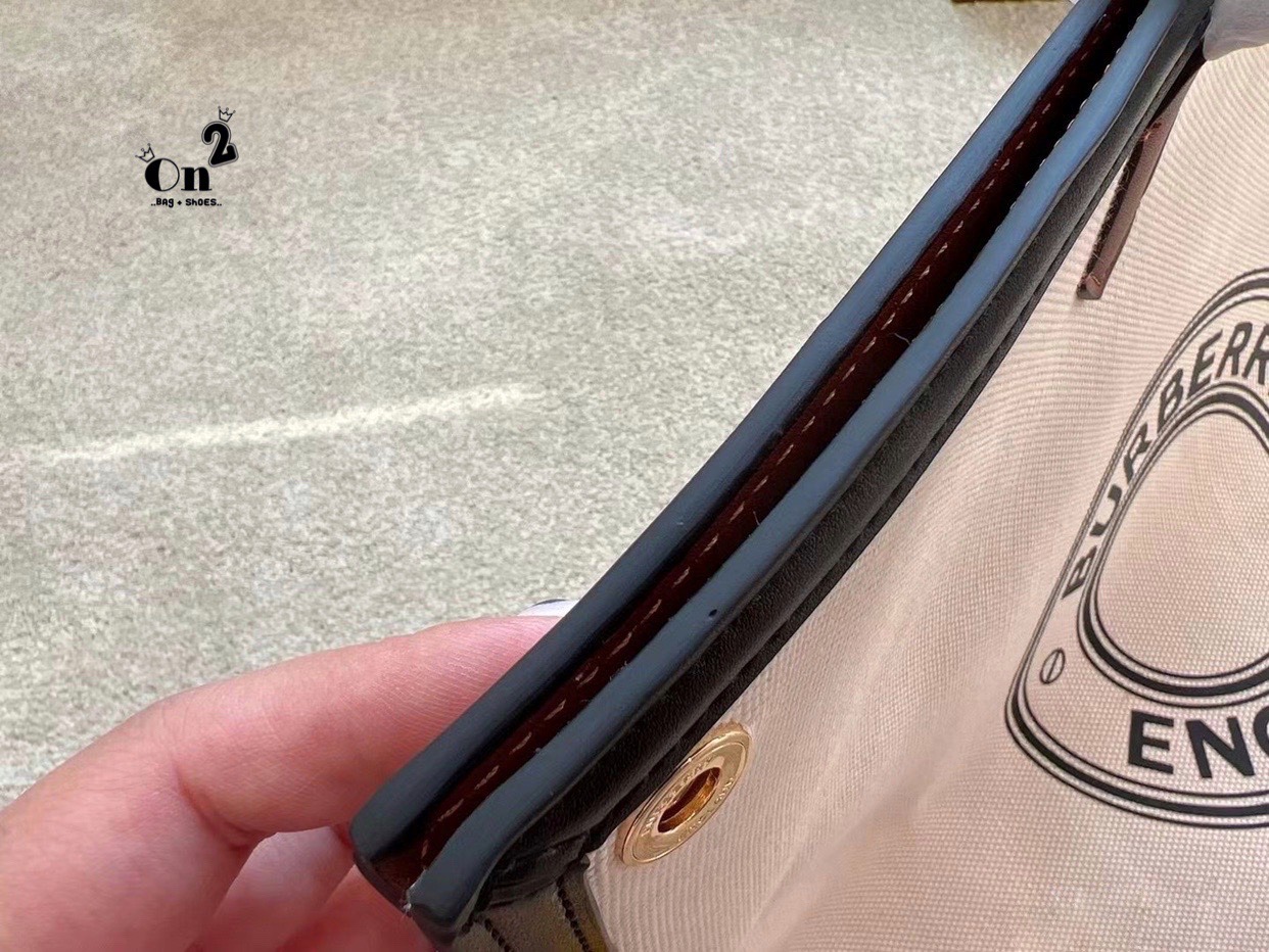 VIP 🥂 Burberry tote bag / BURBERRY FRAGRANCES TOTE BAG กระเป๋าสะพายทรงโท้ทผ้าแคนวาส ตัดขอบหนัง การตัดเย็บเดินด้ายสวยงามเลอร์ค่ามาก ดีไซน์สวย ทรงหรูดูไฮ รุ่นหายาก เป็นอีกหนึ่งรุ่นที่ดาราเซเลป ใช้กันเยอะมาก ประดับกระดุมแบรนด์สีทอง ที่มุมปากกระเป๋าทั