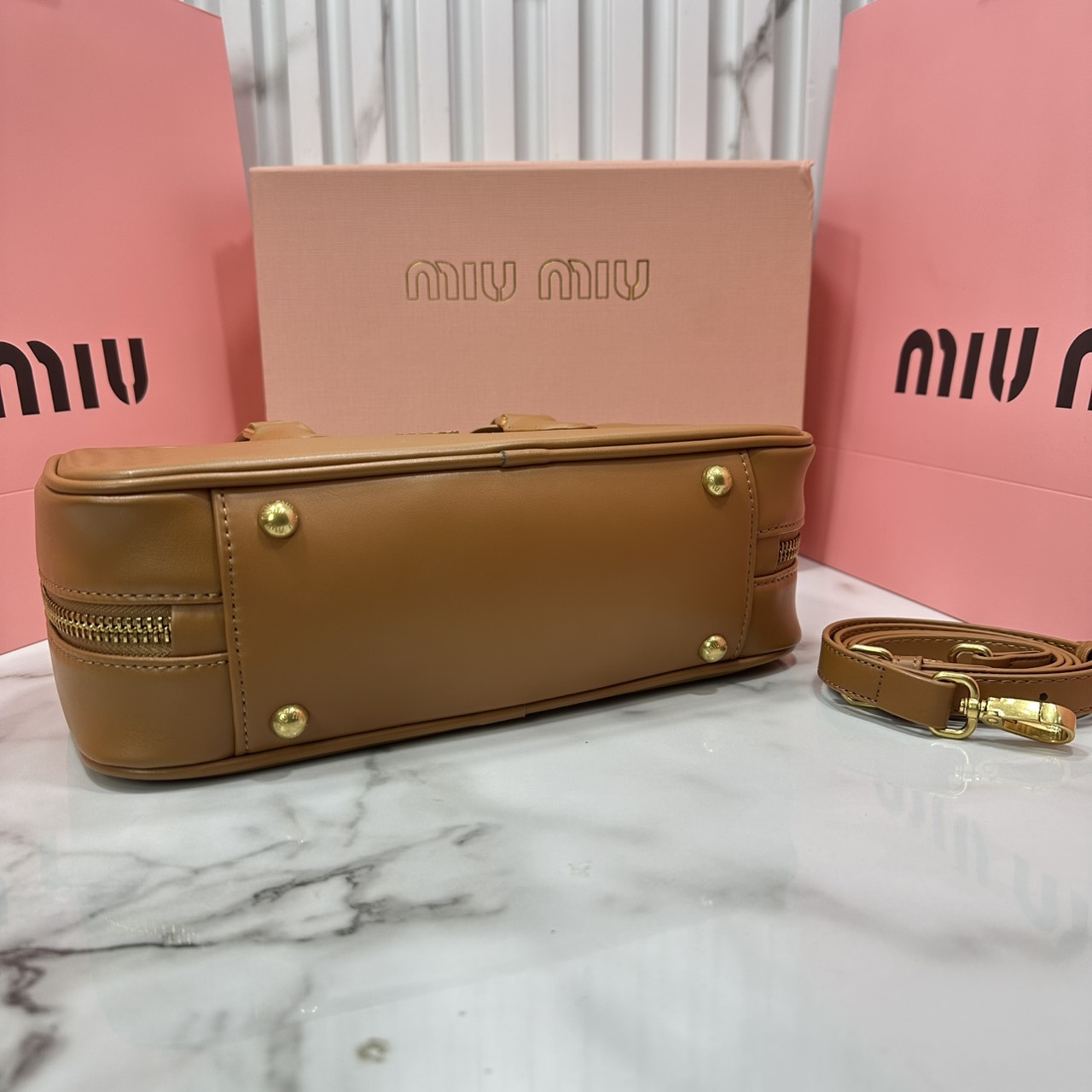 ORI หนังแท้ | MIU MIU Arcadie leather bag Large 27cm กระเป๋าสะพายทรงโฮโบใบใหญ่ ลุคลูกคุณหรูหราน่ารักๆเก๋ๆ สวยดูแพง หูจับในตัวง่ายและสะดวกพกพา มาพร้อมสายสะพายข้างภายในโล่งกว้างมาก