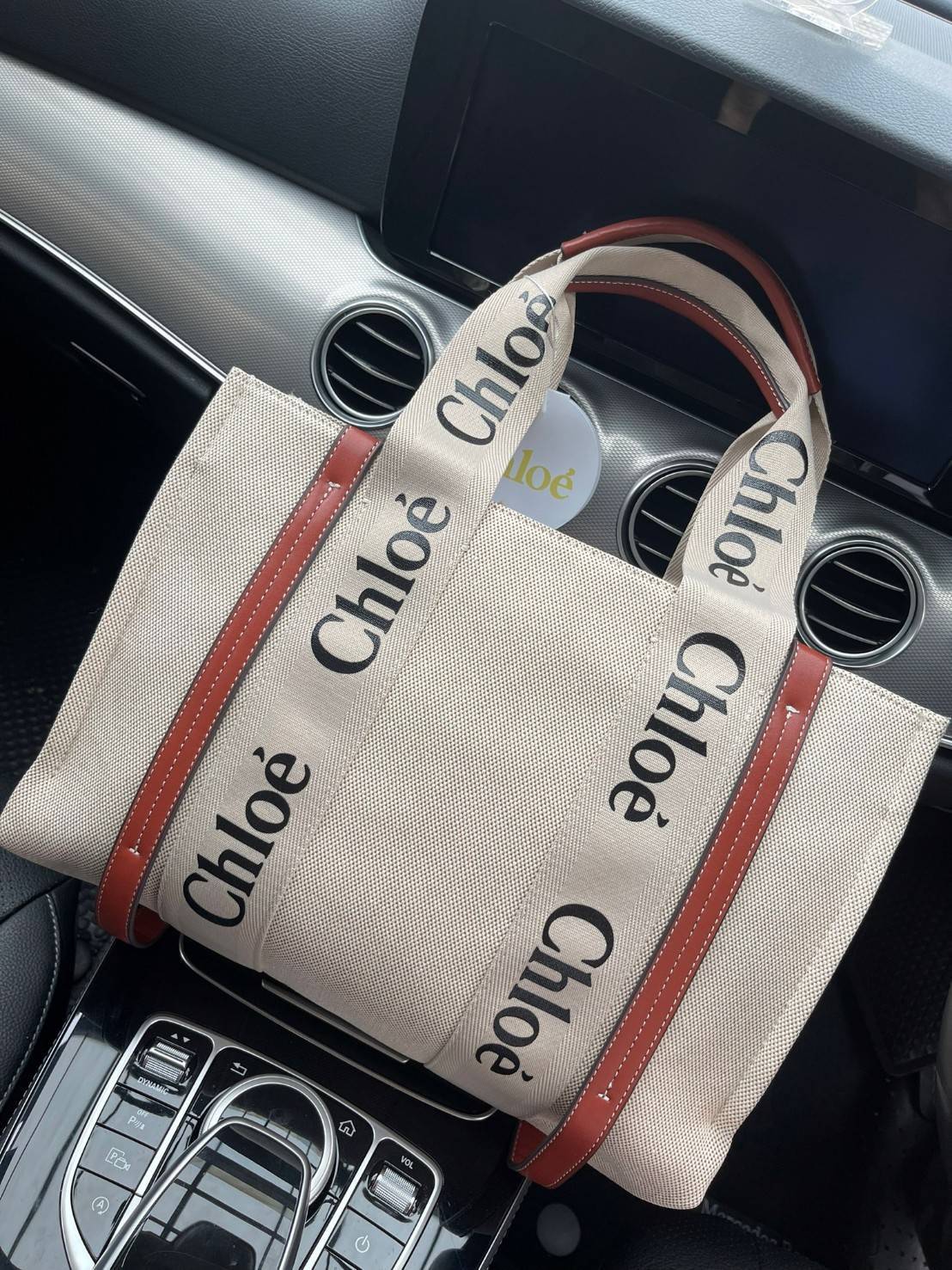 CHLOÉ Woody large leather-trimmed cotton-canvas tote กระเป๋าแบรนด์ดังจากสัญชาติฝรั่งเศส เป็นที่ชื่นชอบของเซเลบริตี โคลเอ้รุ่นนี้เป็นสไตล์วินเทจ เรียบหรูและดูดี ออกแบบมาเพื่อการใช้งานที่ง่ายแสนง่าย และยังจุของได้ไม่น้อยเลยทีเดียว เพิ่มความมีเสน่ห์และแข็งแร