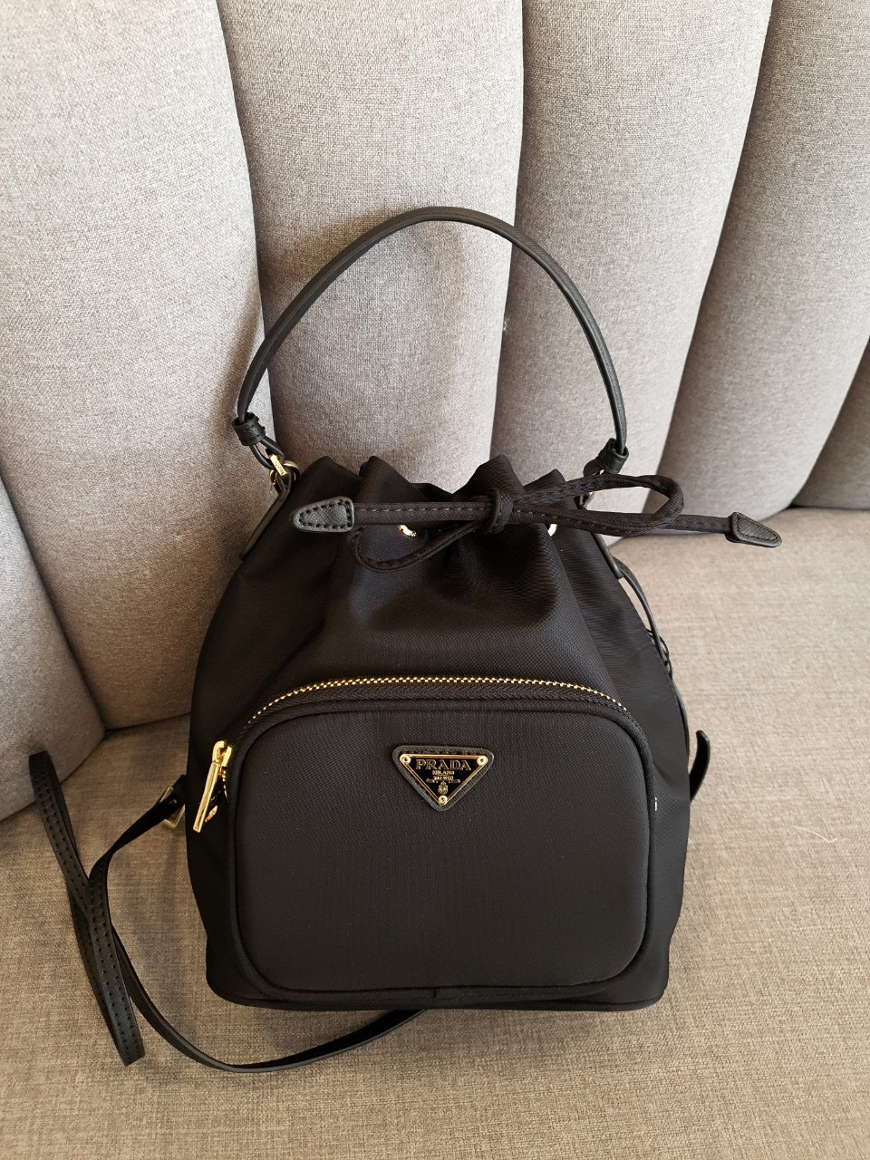 Prada Nylon Bucket Bag Black ใครๆก็หลงรัก **ทรงขนมจีบน่ารัก 🐰 กระเป๋าผ้า PRADA NYLON SILK เนื้อหนา ตัวกระเป๋าอยู่ทรงสวย ซับในอย่างดี จุดเด่นคือ กระเป๋าสามารถ จุของได้เยอะมาก น้ำหนักเบา