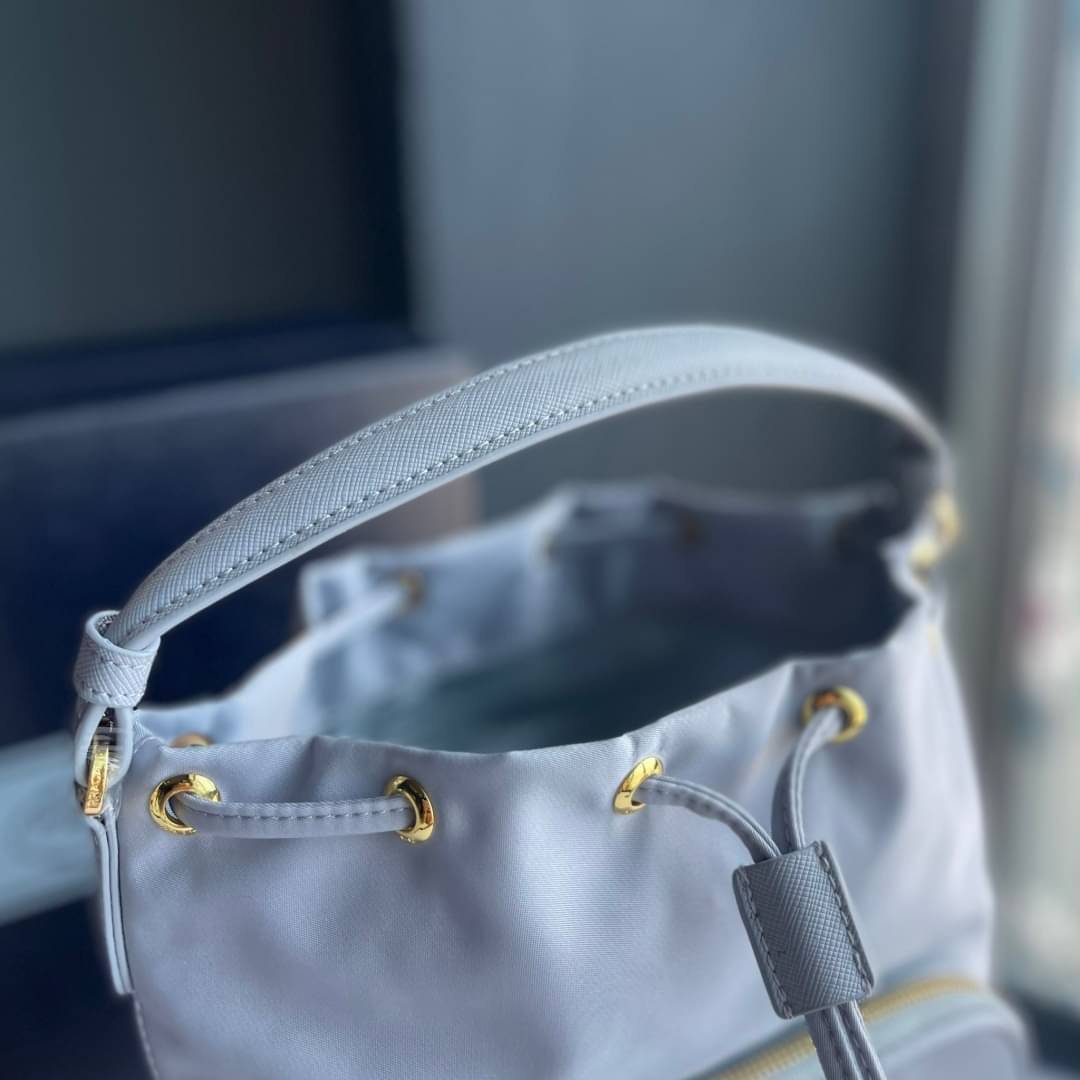 Prada Duet Re-Nylon Bucket shoulder bag / Prada Nylon bucket bag Pastel เกรดใช้สลับใบจริง ออริจินอล ใช้งานต่างประเทศได้ น้องสาวสุดสวยมาให้จับจองอีกหนึ่ง สีพาสเทลน่ารักละมุนมากๆ ค่ะ กระเป๋าสะพายข้าง ทรงขนมจีบ ไซส์มินิ ขนาดน่ารักน่าใช้มาก วัสดุขอบหนังแท้ แล