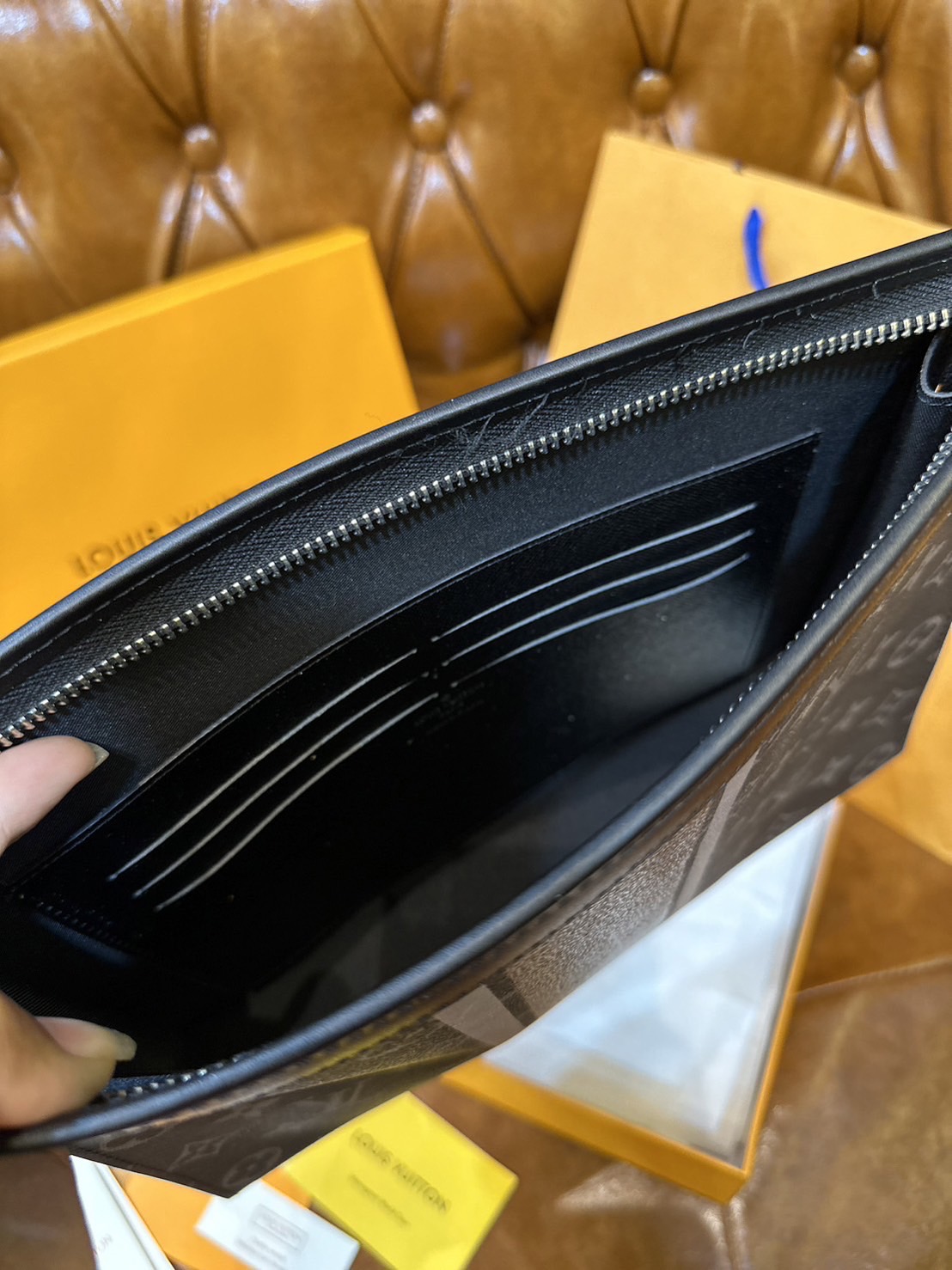 พร้อมส่ง 15 แบบ LV Pochette Voyage MM / LV Clutch กระเป๋าถือทรงคลัช ทรงพอช เกรดออริ สลับแท้ 1:1 ใช้ต่างประเทศได้ ใช้ได้ทั้งชายหญิง