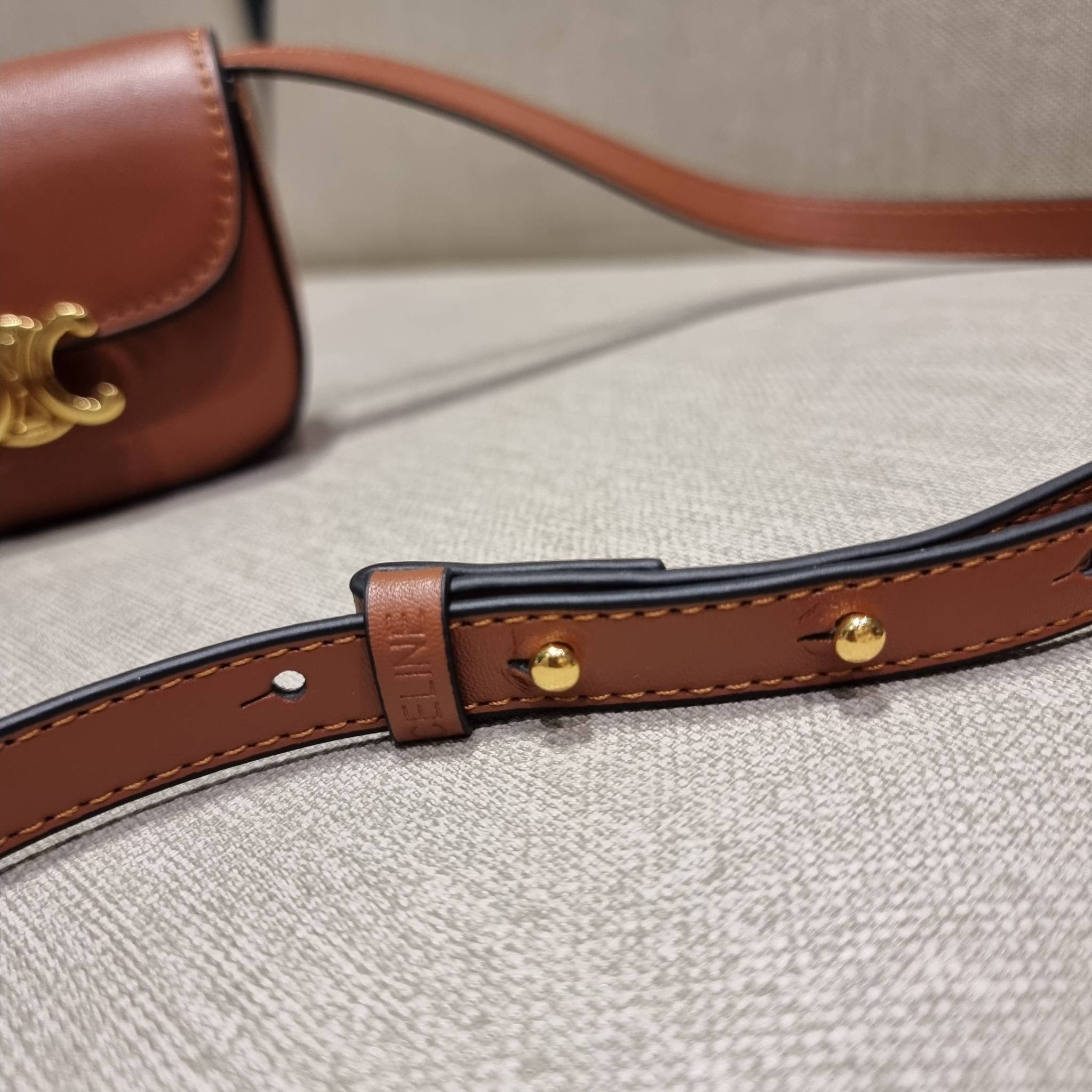 CELINE TRIOMPHE MINI BAG แรร์ไอเท็ม สีลิมิเต็ดในไซส์มินิ กับกระเป๋าสะพายที่เล็กแต่ปังมาก!! ดีเทลเรียบแต่หรู วัสดุหนังแท้ สีคลาสสิค เปิด-ปิดด้วยกระดุมแน่นหนา ภายในเป็นช่องโล่ง สายสะพายถอดได้ ปรับได้ตามชอบ ใบนี้สามารถใส่บัตร ใส่ธนบัตรได้ พกเป็นกระเป๋าสตางค์