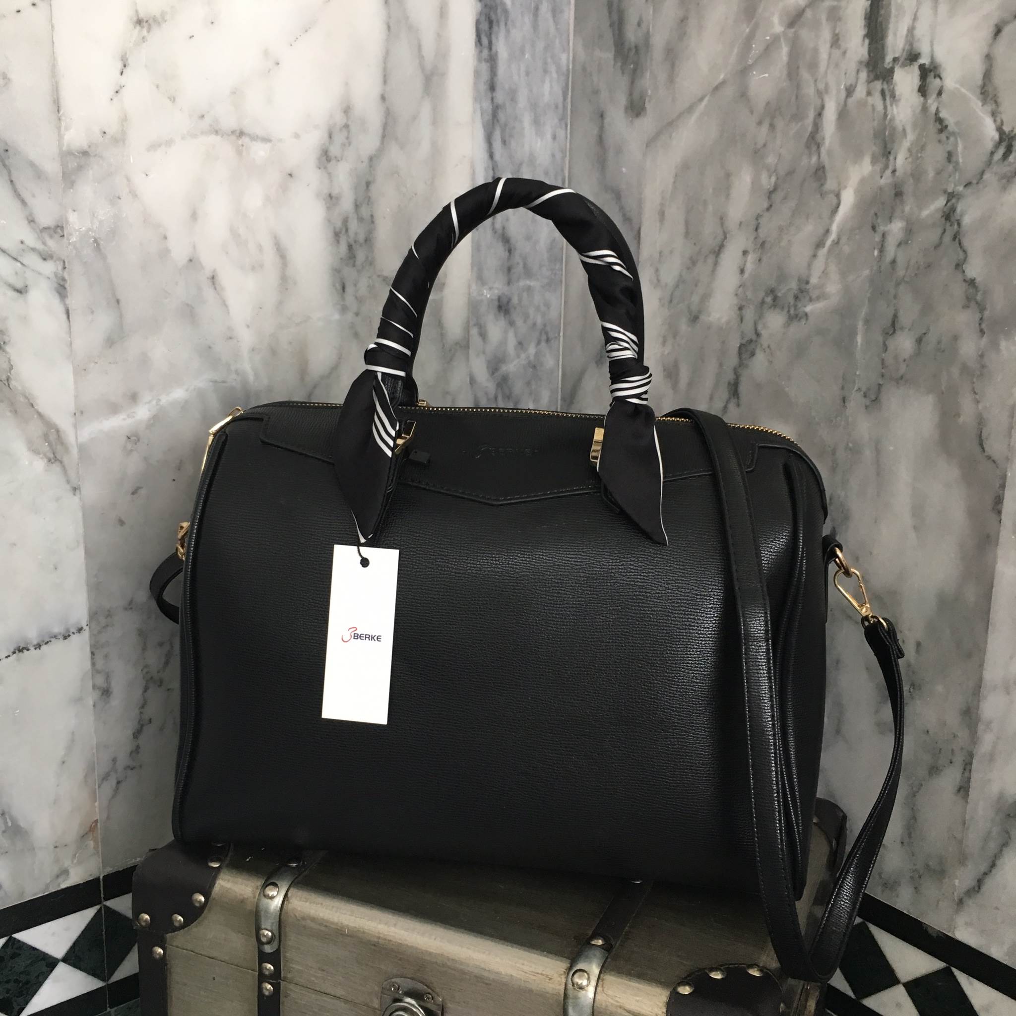 รุ่นใหม่ล่าสุด จากแบรนด์ Berke ขนาด มินิ หนังลายสวยมากคะ ขนาดใหญ่ จุของคุ้ม แต่น้ำหนักเบา ดูแลรักษา ตกแต่งด้วยผ้าพันกระเป๋ารุ่นพิเศษ ปรับ พันเป็นโบว์ได้คะ ทำให้กระเป๋าน่ารักสุดๆ พร้อมสายสะพายยาว ภายในมีช่องซิป และช่องใส่ของจุกจิก 2 ด้าน เลยค่า หูกระเป๋าพั