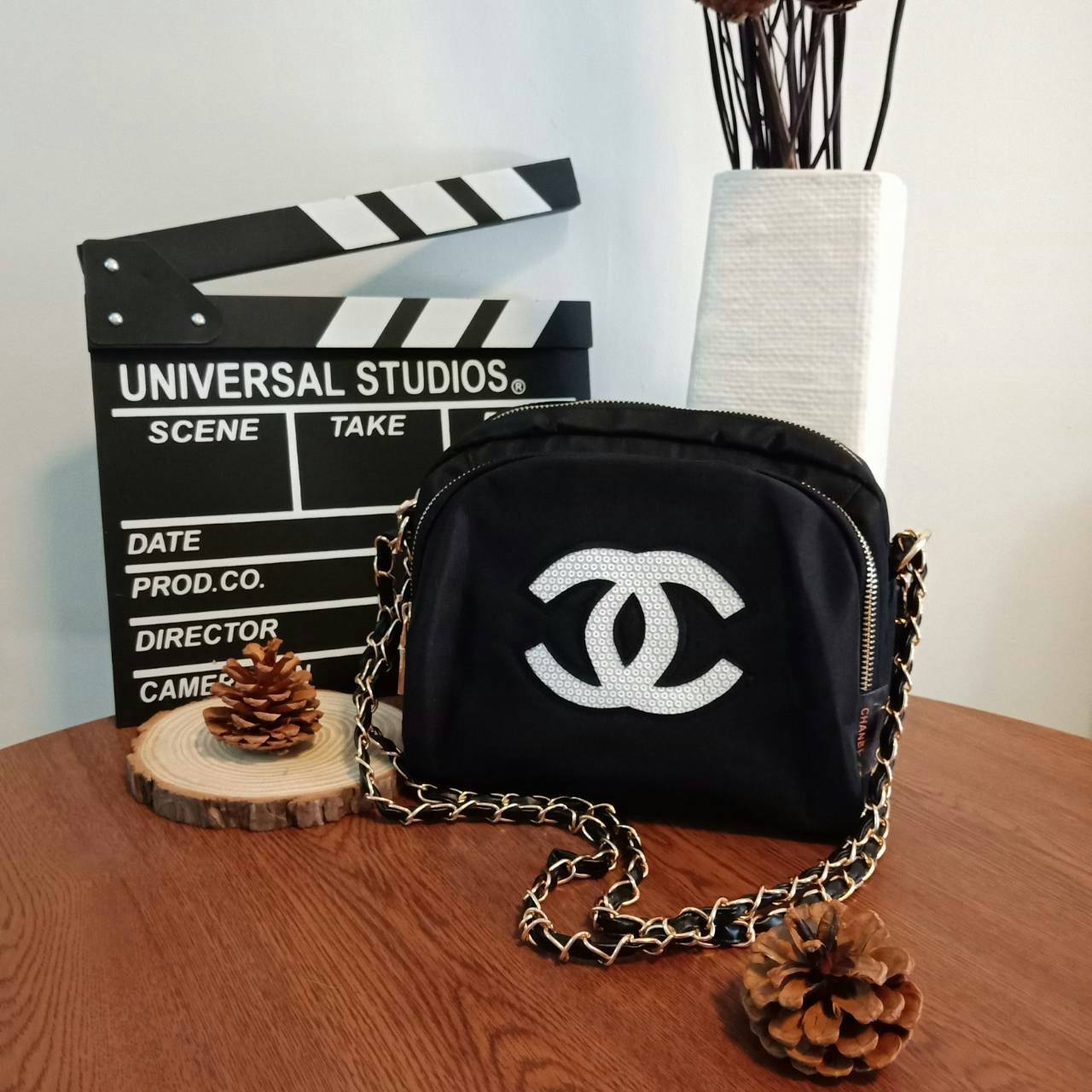 ุ่นใหม่ล่าสุด !! Chanel Cosmetic Bag With Chain VIP Gift With Purchase กระเป๋าสะพายทรงสวย วัสดุ Nylon เต็มใบ สีดำดีไซน์ทรงกลมด้านหน้าประดับโลโก้แบรนด์วิ้งๆสวยหรูดูดี เปิดปิดด้วยซิป หัวซิปแบรนด์อะไหล่ทอง ด้านในมีช่องใหญ่สองช่อง จุของได้เยอะมากเว่อคะ จะสะพา