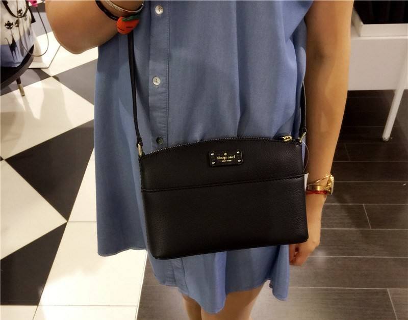ของแท้ 💯% Kate spade กระเป๋าcrossbodyทรงพัด หนังอยู่ทรง ด้านหน้ามีช่องเอนกประสงค์1ช่องประดับด้วยป้ายโลโก้แบรนด์ตัวหนังสือสีทอง