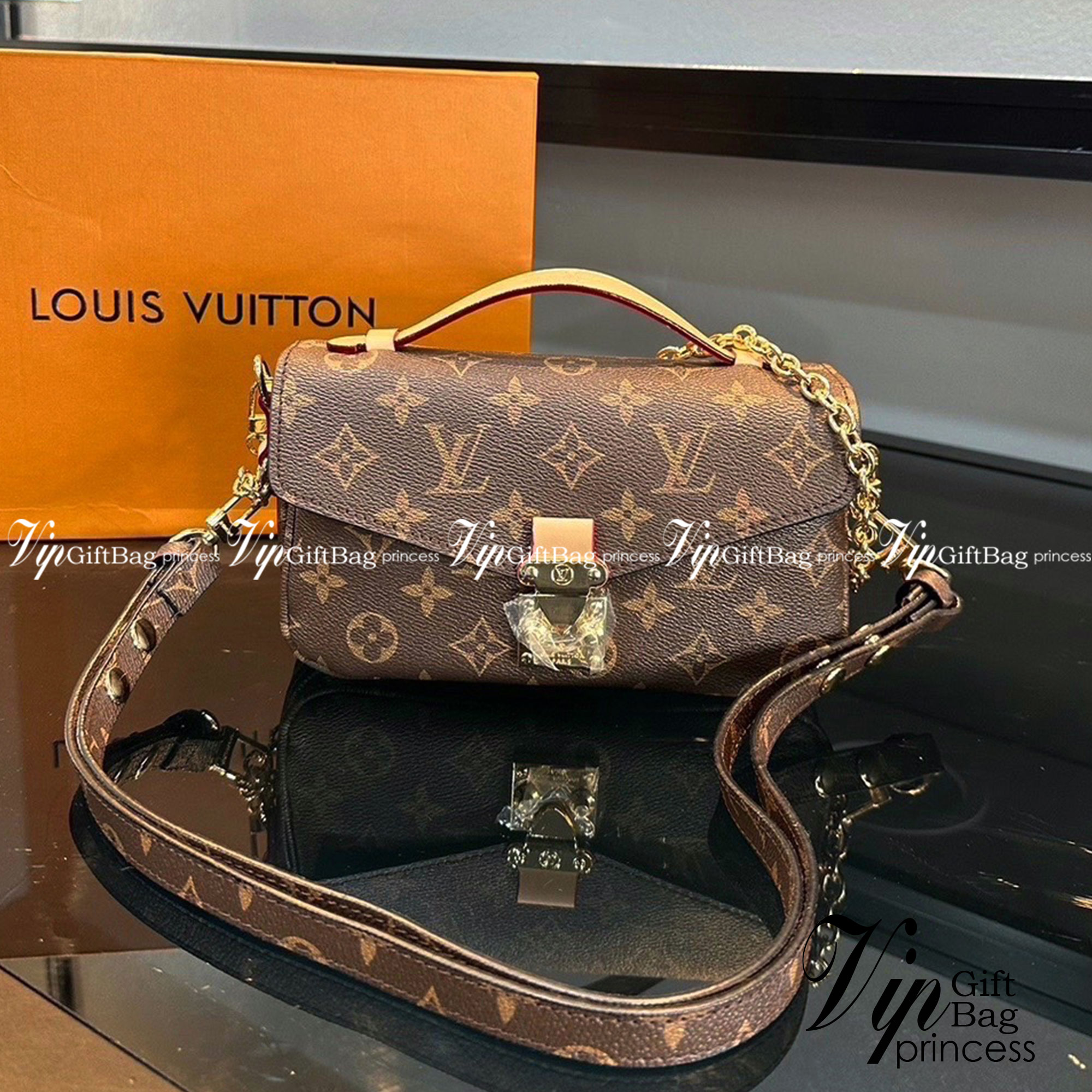 LV Pochette Métis East West กระเป๋าสะพาย พร้อมสายโซ่สีทองสำหรับสะพายไหล่แบบสั้นอย่างมีสไตล์ และสายหนังถอดได้ กระเป๋า Monogram แคนวาส แต่งขอบหนัง และตัวล็อกแบบ S-lock อันเป็นเอกลักษณ์ ของความหรูหรา พร้อมส่งที่ไทย ภาพถ่ายจากงานขายจริง ใช้งานต่างประเทศได้
