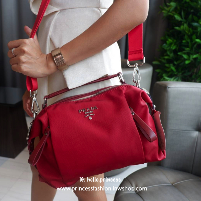 Prada mini tote กระเป๋าถือหรือสะพายขนาดกำลังน่ารัก วัสดุ matte canvas เนื้อหนา อะไหล่เงินทั้งใบ ด้านหน้าประดับ logo brand + ช่องซิปเล็ก ช่องหลักเปิดปิดด้วยซิป แบ่ง 2 ช่องใหญ่ ภายในกว้าง ใส่ iPad ได้ มีช่องเล็ก และช่องซิป ด้านหลังมีอีก 1 ช่องซิป มีห่วงปรับ