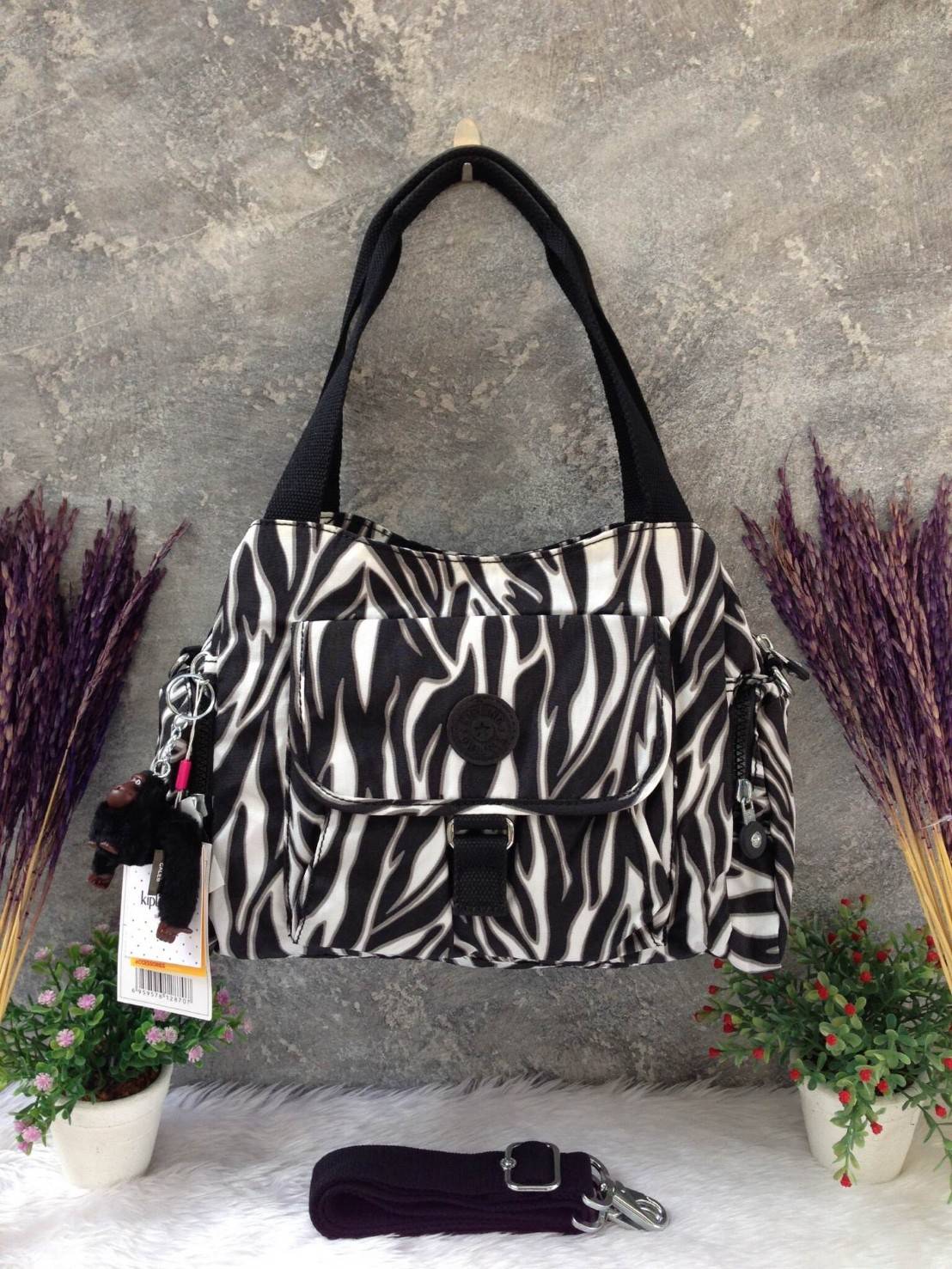 KIpling Felix Large Handbag Bag กระเป๋าถือหรือสะพายสไตล์ลำลองวัสดุ Nylon + Polyester 100% น้ำหนักเบามีหูหิ้วเเละสายสะพายยาวเลื่อนปรับระดับได้ถอดได้ เปิดปิดด้วยซิปสะดวกใช้ โลโก้เเบรนด์ มีช่องแบ่งถึง3ช่องเเยกเป็นสัดส่วน ด้านหน้าและด้านหลังมีช่องใส่ของเปิดปิ