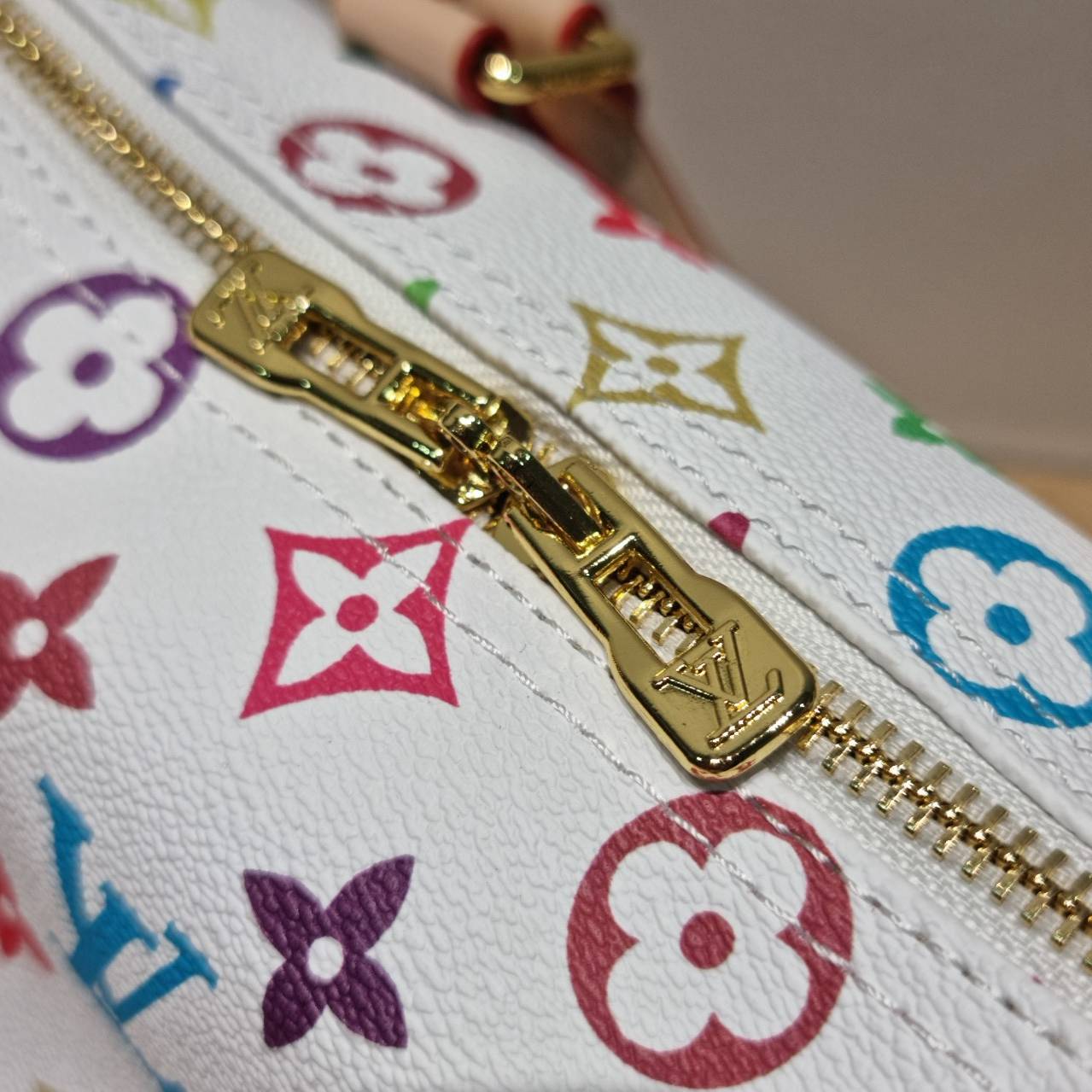 LV x TM speedy bandouliere 25 bag กระเป๋าทรงหมอน รุ่นท็อปฮิต กับดีไซน์ใหม่ต้อนรับฤดูร้อน โดดเด่นด้วยการตกแต่งลายพิมพ์ไม่เกร่อ โทนสีสดใสสะดุดตา มาพร้อมพวงหนังห้อยและมีกุญแจล็อค