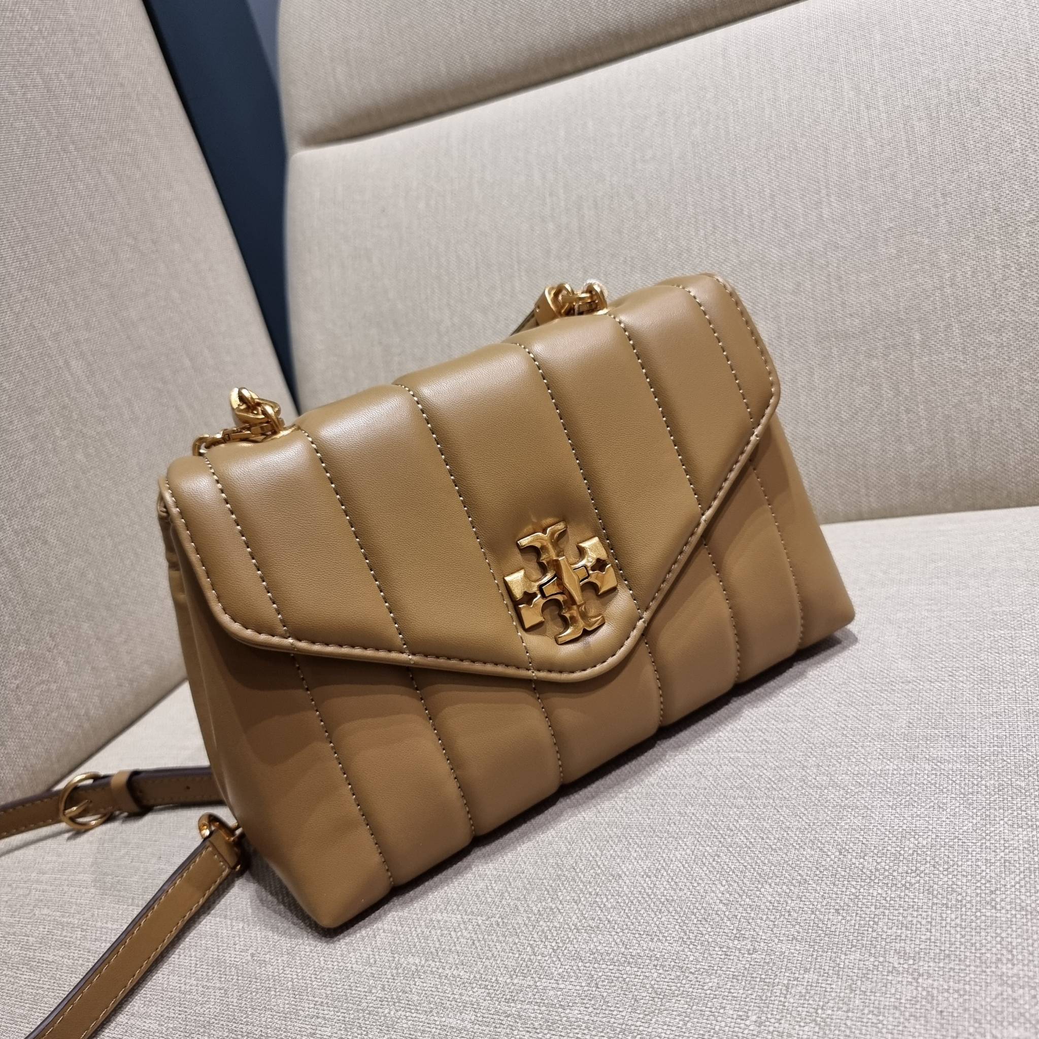 TORY BURCH KIRA QUILTED SMALL SATCHEL มาแล้วด่วนๆ!! กับคอลที่ปังไม่ไหว พร้อมเสิร์ฟสีคลาสสิค กระเป๋าถือ/สะพาย ทรงสวย สะพายคล่องตัว หนังแท้ ดีไซน์บุนวม เส้นคมสวยหรู วัสดุหนังแกะ สัมผัสดีงาม นิ่มมือ เปิด-ปิดด้วยอะไหล่บิดล็อค ภายในเป็นช่องโล่ง มีช่องซิป ใส่ขอ