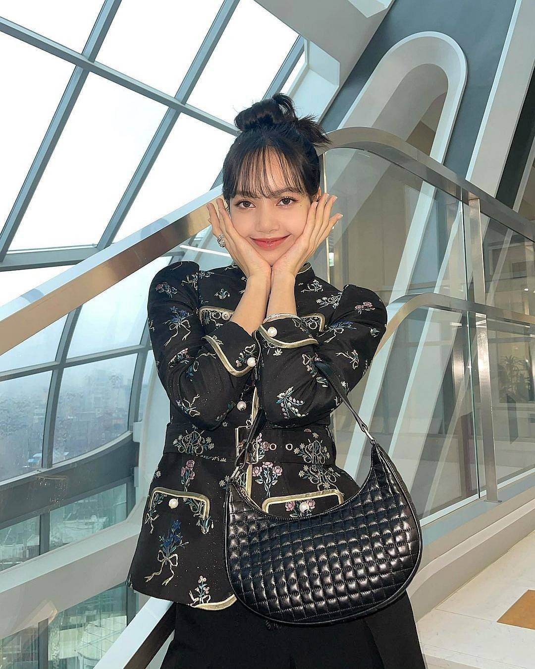 พรีเมี่ยมกิ๊ฟแท้ 100% 】CELINE SHOULDER BAG VIP GIFT WITH PURCHASE (GWP) พรีเมี่ยมกิ๊ฟ Limited Edition จาก CELINE HAUTEPARFUME DUTYFREE COUNTER วัสดุ LAMBSKIN หนังนิ่มสวยอยู่ทรงดีไซน์หรูฮิตสุดๆในเกาหลี เปิดปิดด้วยซิปแบรนด์สีทอง