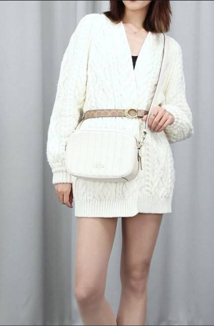 COACH C1569 JES CROSSBODY WITH LINEAR QUILTING ใหม่ล่าสุด!! กระเป๋าสะพายข้าง รุ่น 2 ซิป ใบใหญ่จุใจ ดีไซน์ใหม่ เพิ่มลูกเล่นให้ดูหรูหรายิ่งขึ้น วัสดุหนังสังเคราะห์บุเป็นลายเส้นสวยงาม เปิด-ปิดด้วยซิป 2 ช่องหลัก ใช้งานง่าย ทรงสวยมากๆรุ่นนี้ มาพร้อมสายสะพาย cr