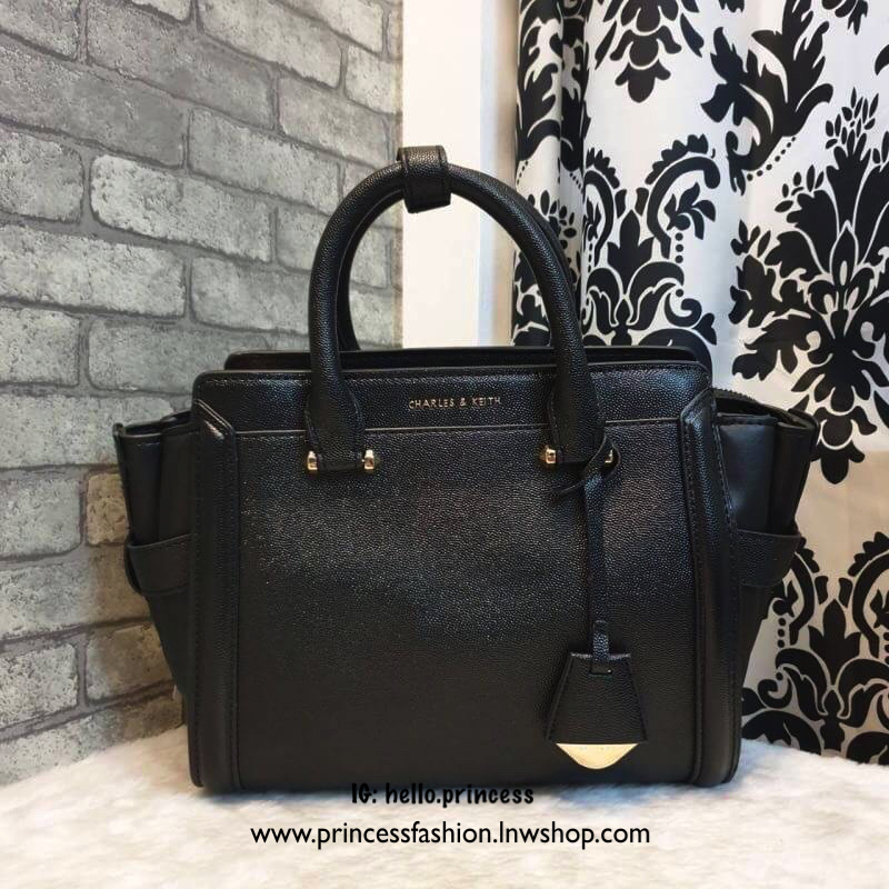 CHARLES & KEITH STRUCTURED TRAPEZE BAG กระเป๋าสะพาย/ถือใบสวย หน้าคาเวียอะไหล่ทอง วางอยู่ทรง มาพร้อมพวงกุญแจหนังห้อย วัสดุด้านหน้า-หลังเป็นลายคาร์เวียร์ ด้านข้างซ้ายขวาหนังเรียบ มีหมุดรองฐาน ด้านหลังมีช่องซิปใส่ของจุกจิก เปิดปิดด้วยซิปบน ด้านในจุของ มีช่อง