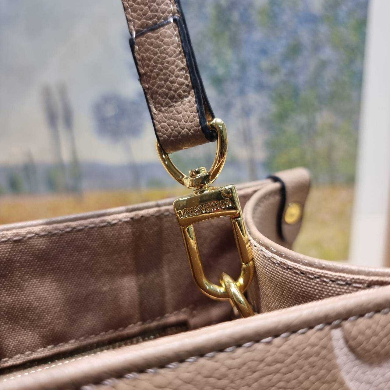 LV OnTheGo PM bag / LV on the go pm bicolor tote bag กระเป๋าทรงโท้ทที่ใครเห็นต้องเป็นคลั่งรัก ยอดฮิต คลาสสิค ผู้ดี หรูหราได้ทุกลุค ทุกสไตล์ เกรดวีไอพี ไฮเอน 1:1