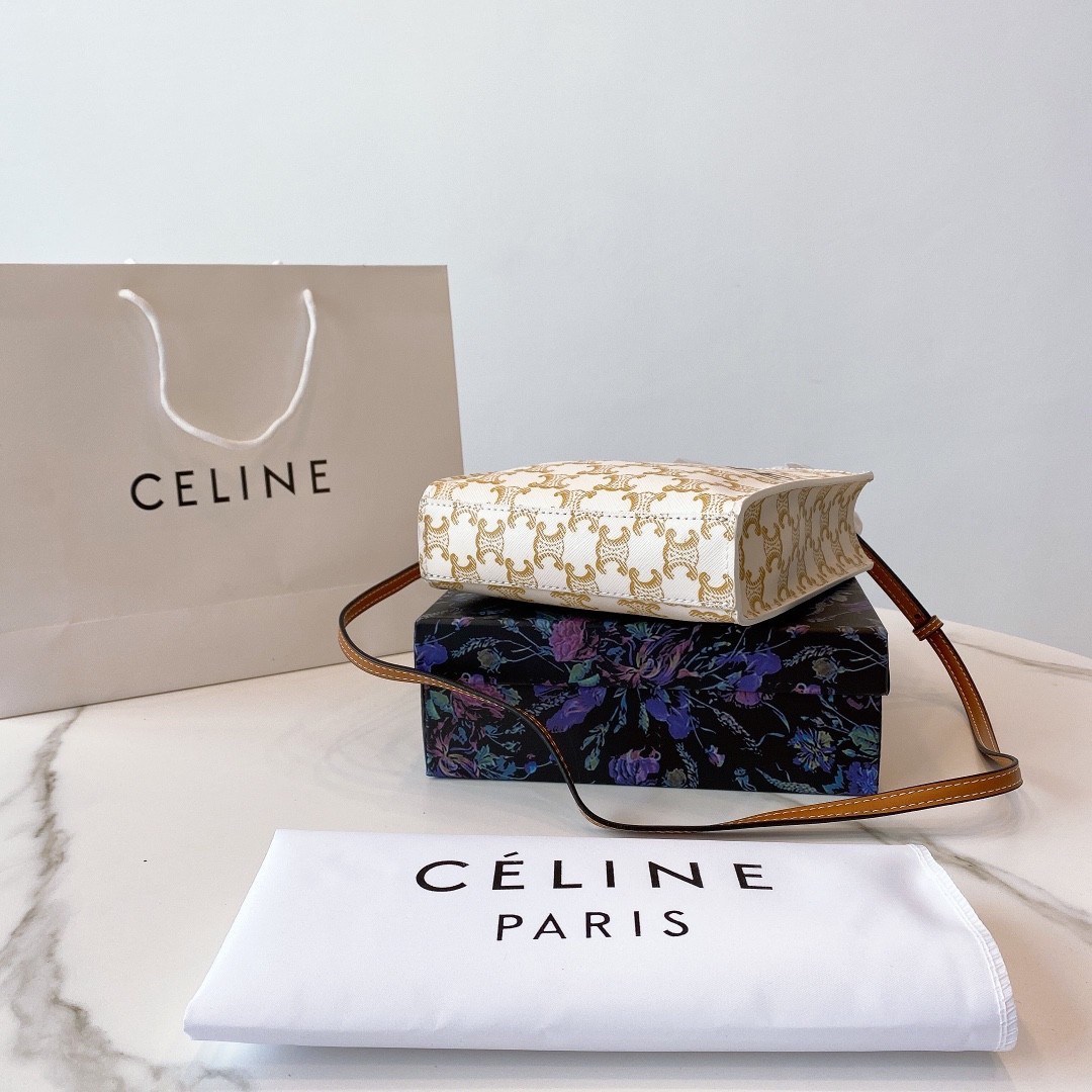 พรีเมี่ยมกิ๊ฟแท้ 100% 】CELINE HAND CARRY AND CROSSBODY BAG VIP GIFT WITH PURCHASE (GWP) พรีเมี่ยมกิ๊ฟ Limited จาก CELINE HAUTE PARFUME DUTYFREE COUNTER วัสดุ COATED CANVAS ดีไซน์ทรงเหลี่ยมสวยหรูสุดคลาสสิคในสไตล์สาว Lisa
