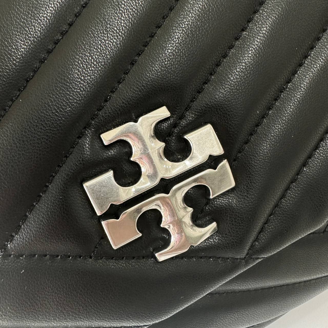 TORY BURCH KIRA CHEVRON CONVERTIBLE SHOULDER BAG กระเป๋าสะพายไซส์ใหญ่ หรูหราสุดคลาสสิก วัสดุหนังแกะทั้งใบ เปิด-ปิดด้วยกระดุมแม่เหล็ก ภายในเป็นช่องโล่ง ใส่ของสำคัญได้ครบ สายสะพายในตัวปรับได้ 2 แบบ สะพายไหล่โซ่คู่หรือจะ ครอสบอดี้ก็เริ่ดคะ