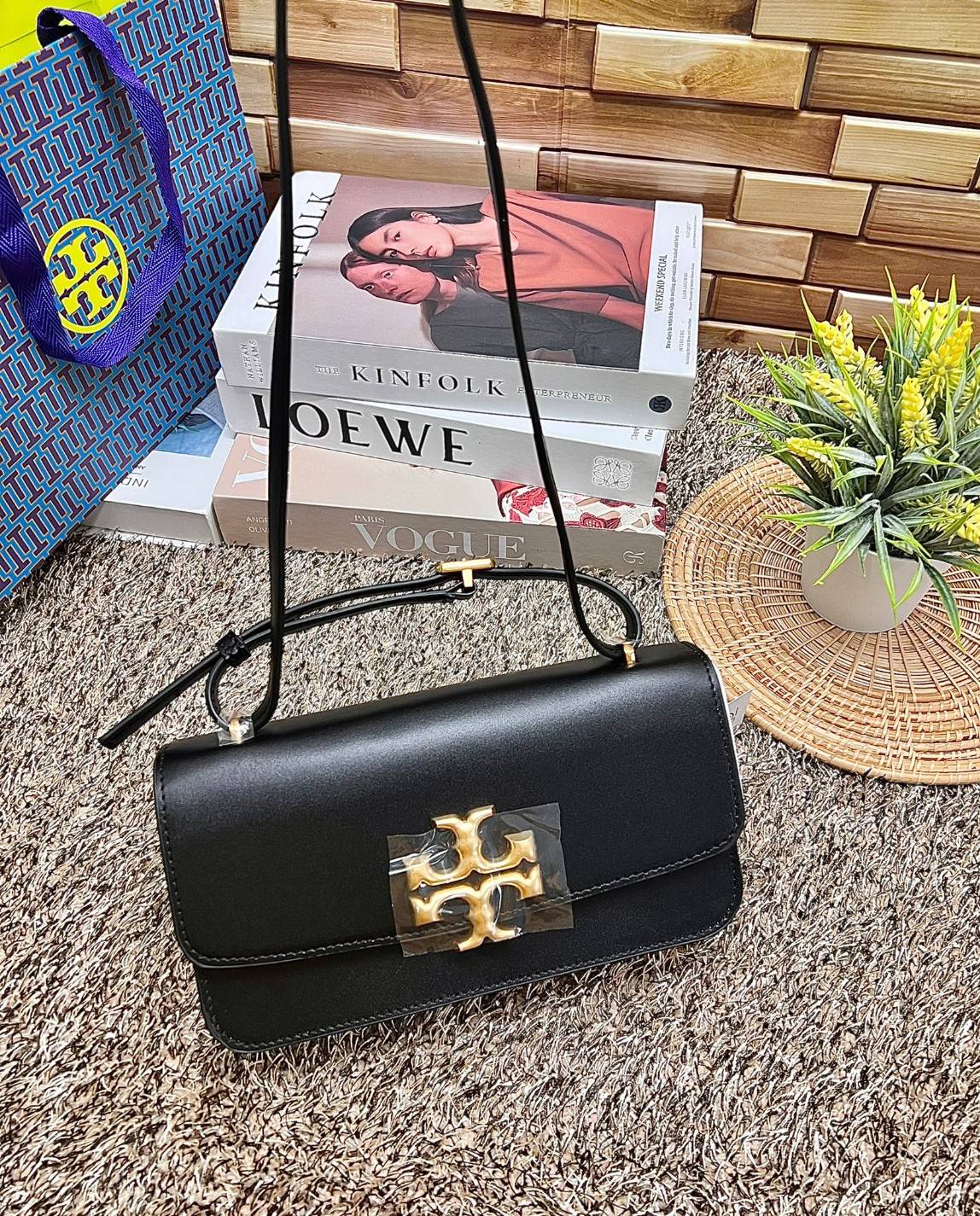 TORY BURCH ELEANOR CONVERTIBLE SHOULDER BAG ((89644)) รุ่นใหม่ สวยตามคนดังเซเลบกันเลยค่า! พร้อมส่ง ห้ามพลาดก่อนหมด ต้องมีติดตัวสักใบค่า กระเป๋าหิ้ว//คล้องไหล่ หรือสะพายข้างได้ หนังแท้เรียบ ผิวลื่น หรูมากๆสำหรับรุ่นนี้ เปิด-ปิดกระเป๋าแบบแม่เหล็กโลโก้แบรนด์